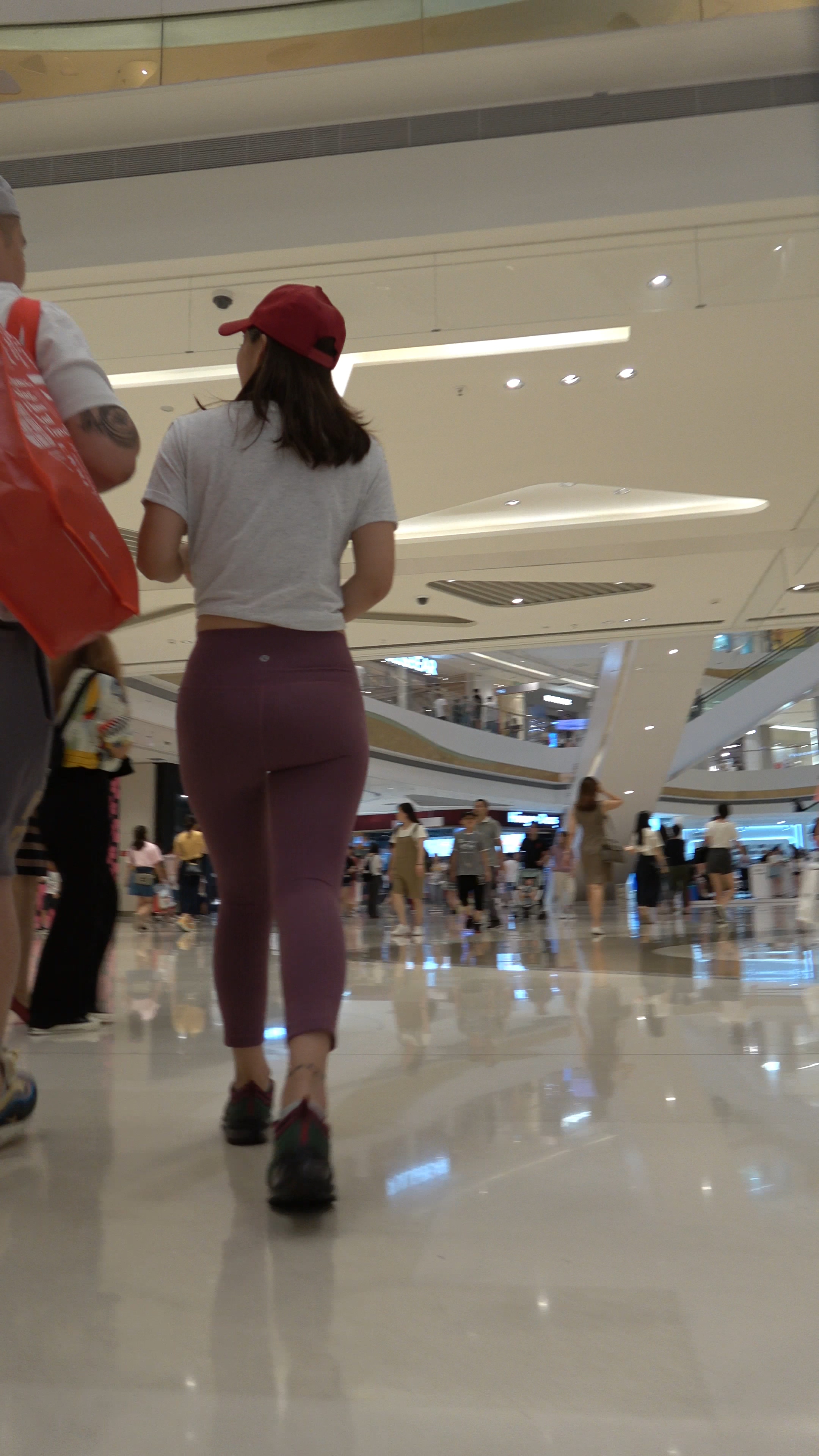 〖精品/牛仔裤〗偶遇圆臀紧身裤美女逛街