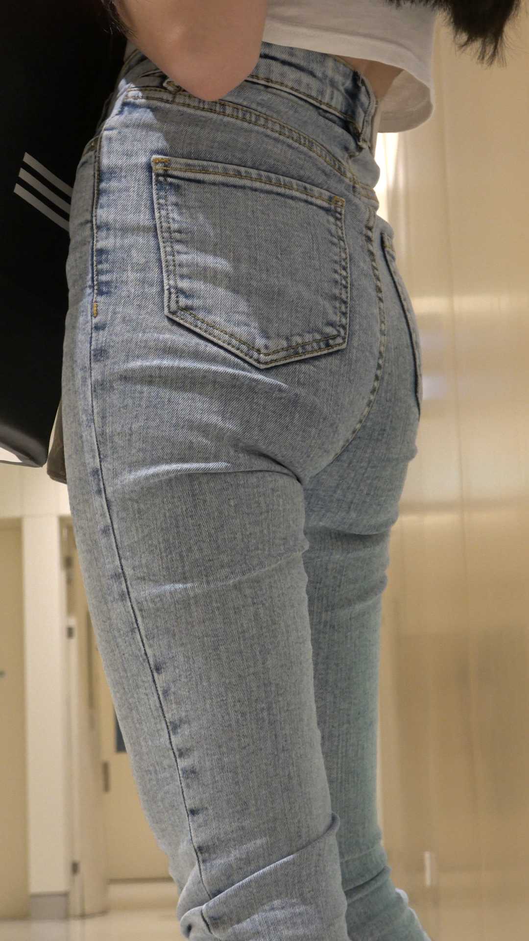 〖精品/牛仔裤〗身材苗条的浅蓝色紧身牛仔裤美女