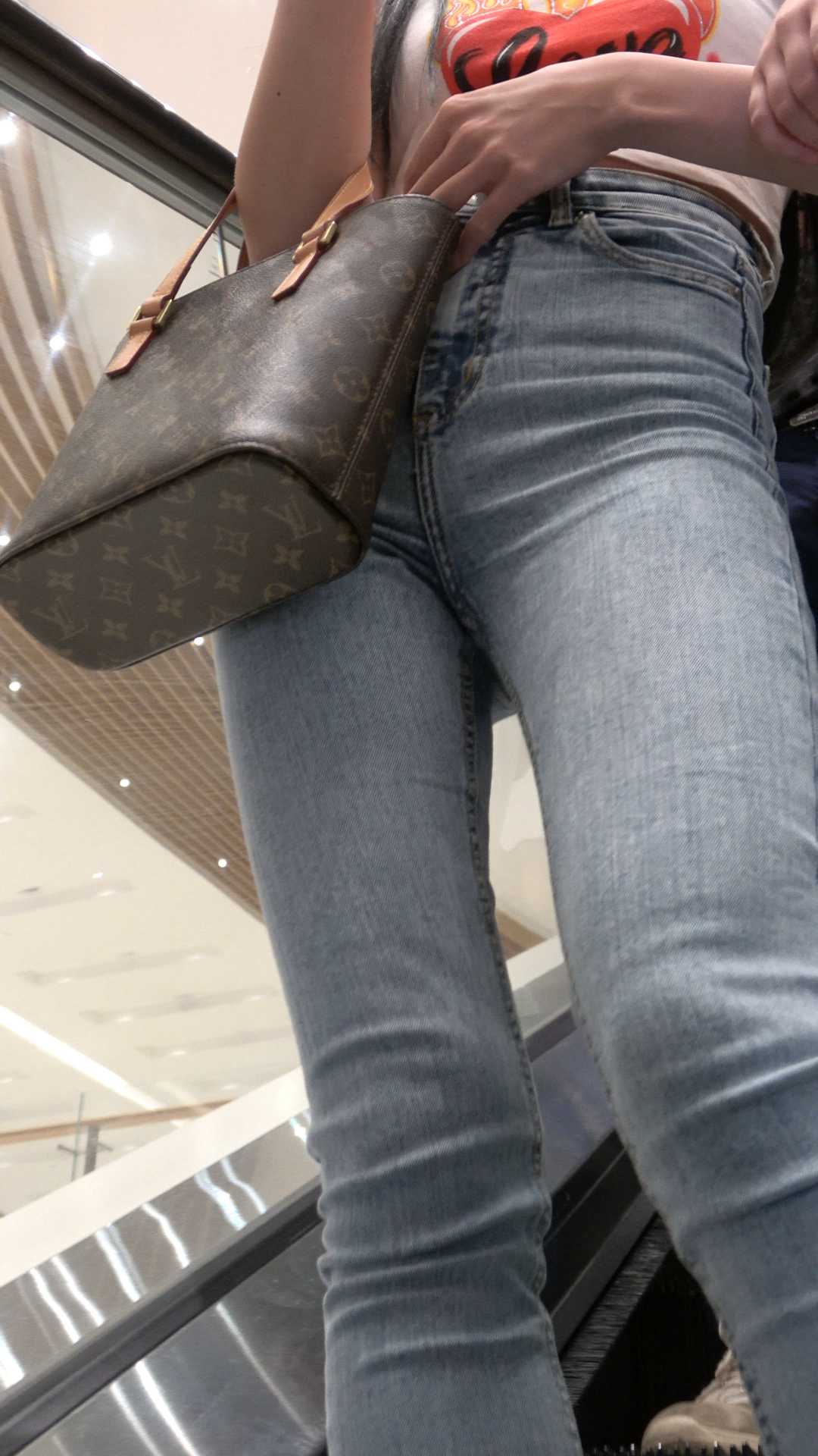 〖精品/牛仔裤〗身材苗条的浅蓝色紧身牛仔裤美女
