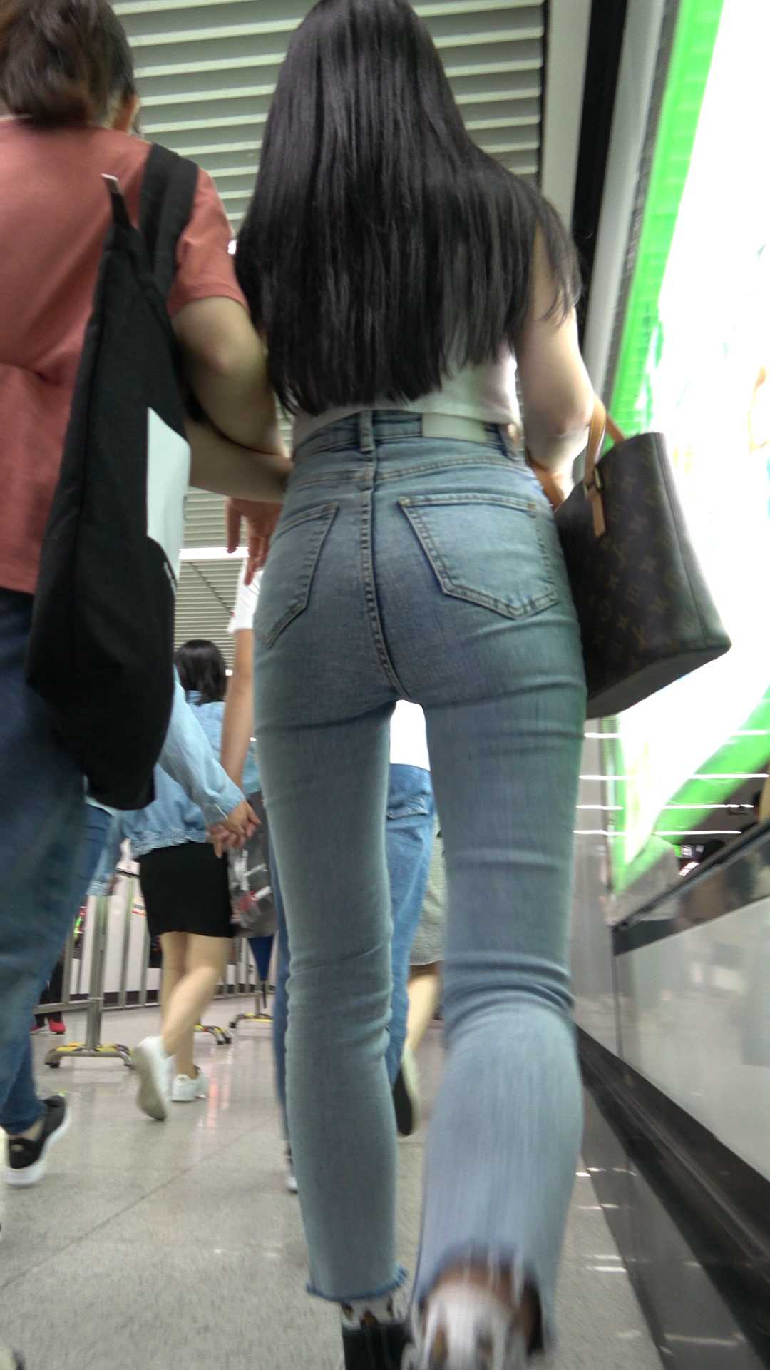 〖精品/牛仔裤〗身材苗条的浅蓝色紧身牛仔裤美女