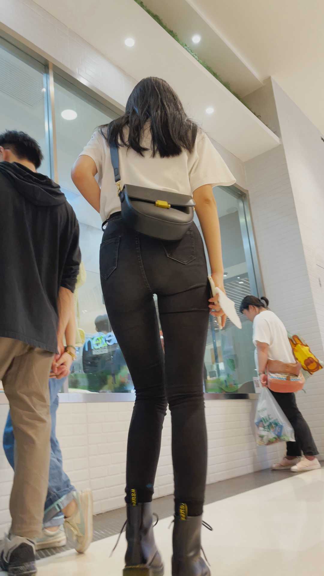 〖精品/牛仔裤〗黑色紧身破洞牛仔裤