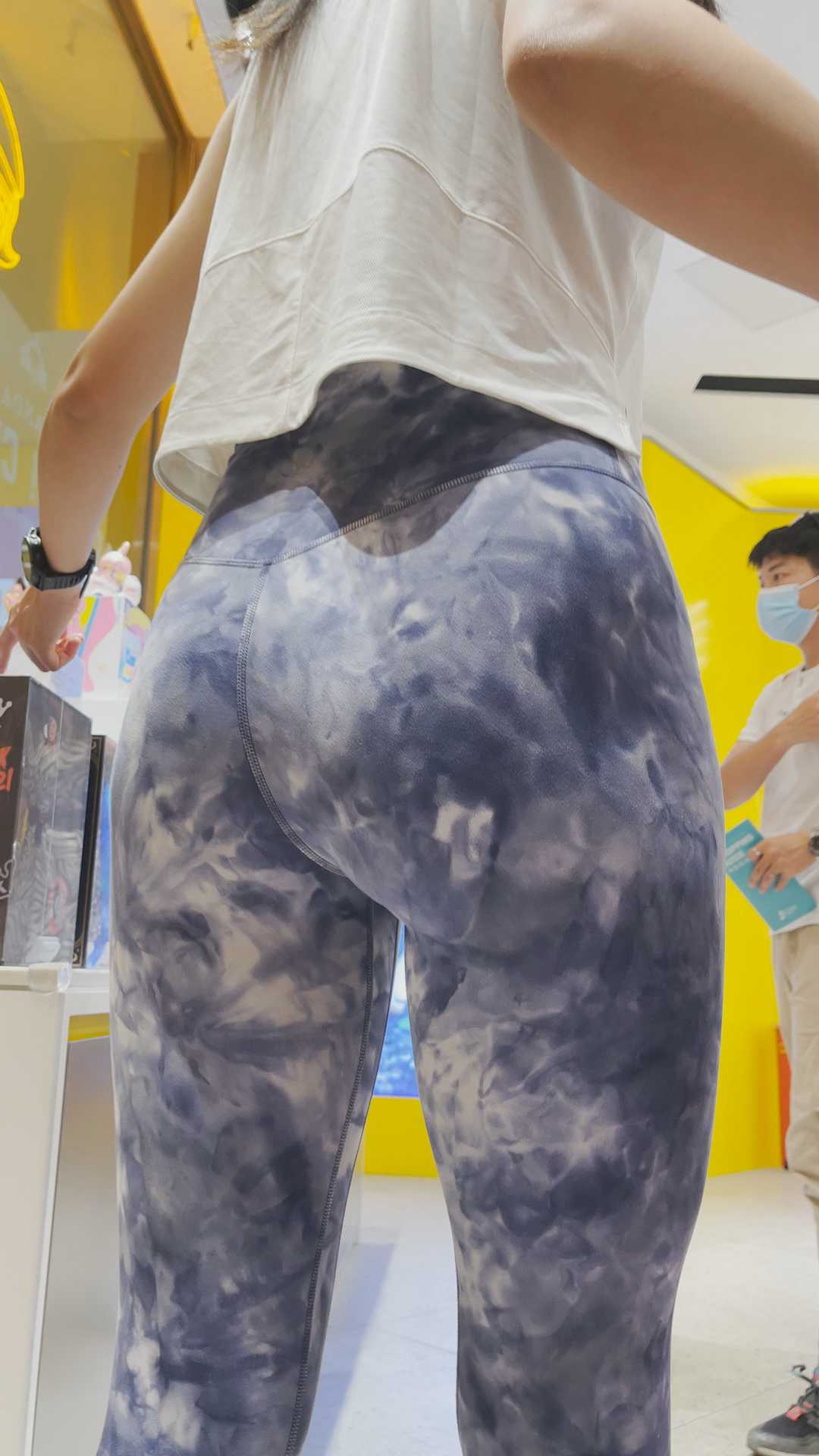 〖精品/牛仔裤〗花紧身裤美女翘臀