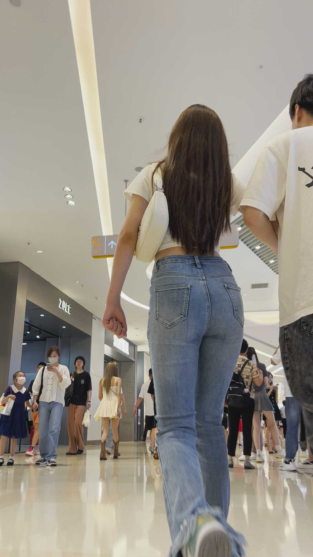 〖精品/牛仔裤〗露腰蓝色翘臀紧身牛仔裤MM