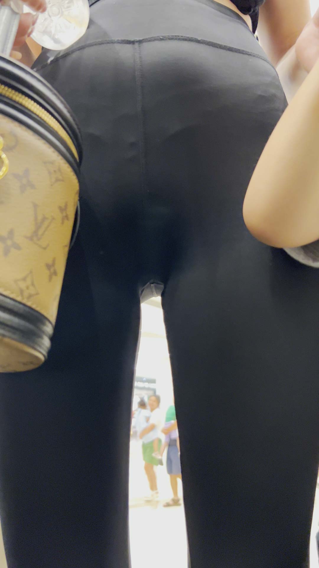 〖精品/牛仔裤〗都当妈了，还能翘臀穿这种黑色瑜伽裤厉害！