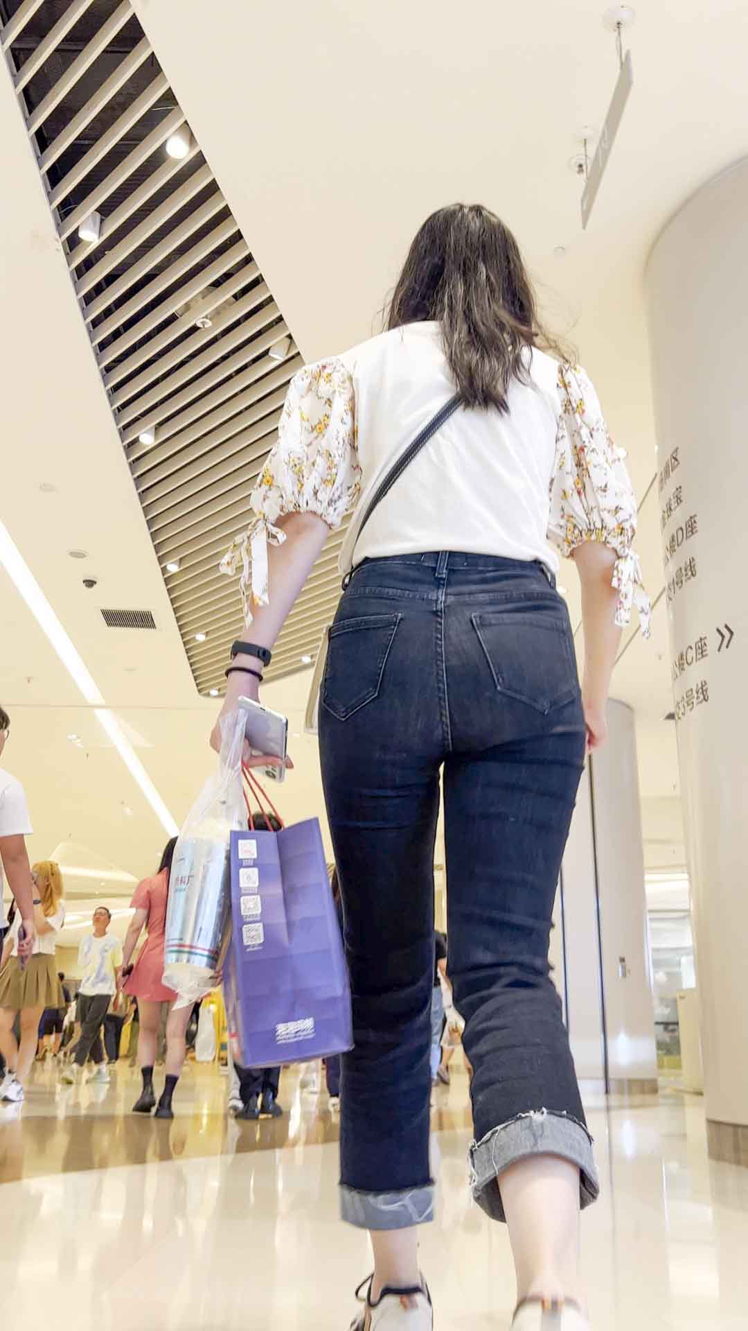 〖精品/牛仔裤〗宽臀黑紧牛MM