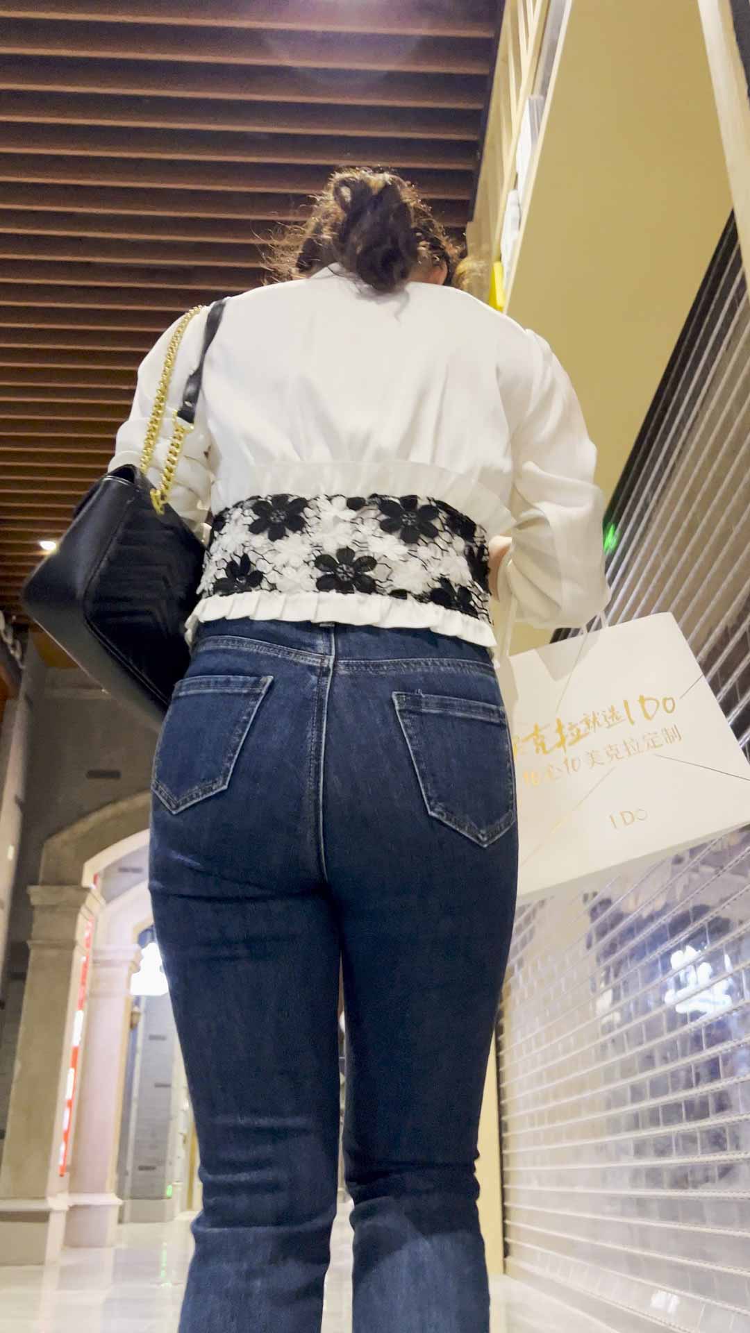 身材匀称的臀部肉肉的蓝色紧身牛仔裤mm