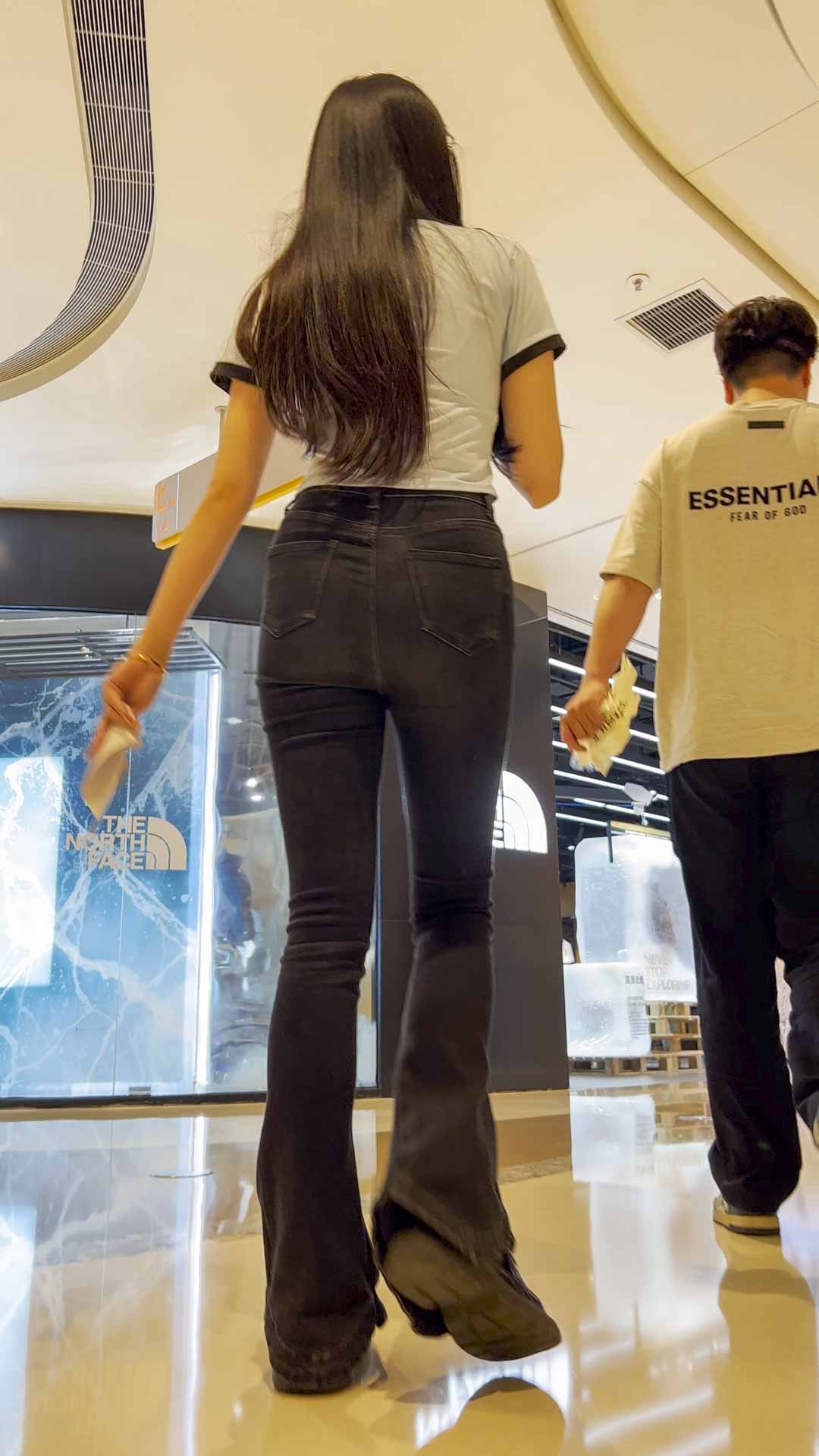 〖精品/牛仔裤〗紧跟黑色紧身牛仔裤身材尽显