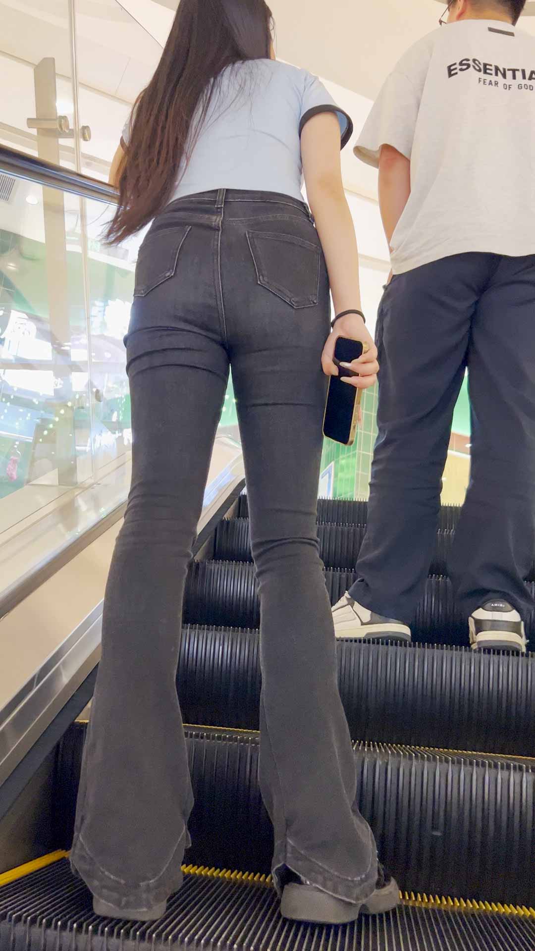 〖精品/牛仔裤〗紧跟黑色紧身牛仔裤身材尽显