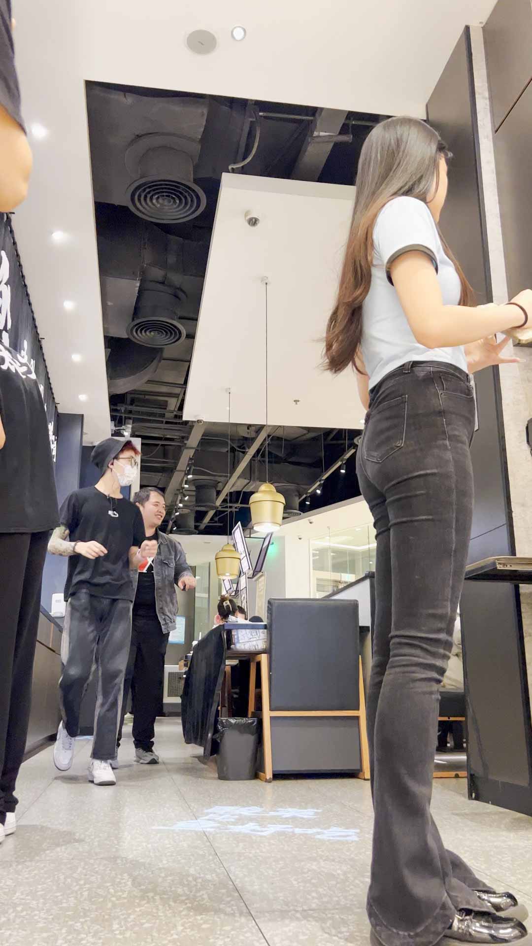 〖精品/牛仔裤〗紧跟黑色紧身牛仔裤身材尽显