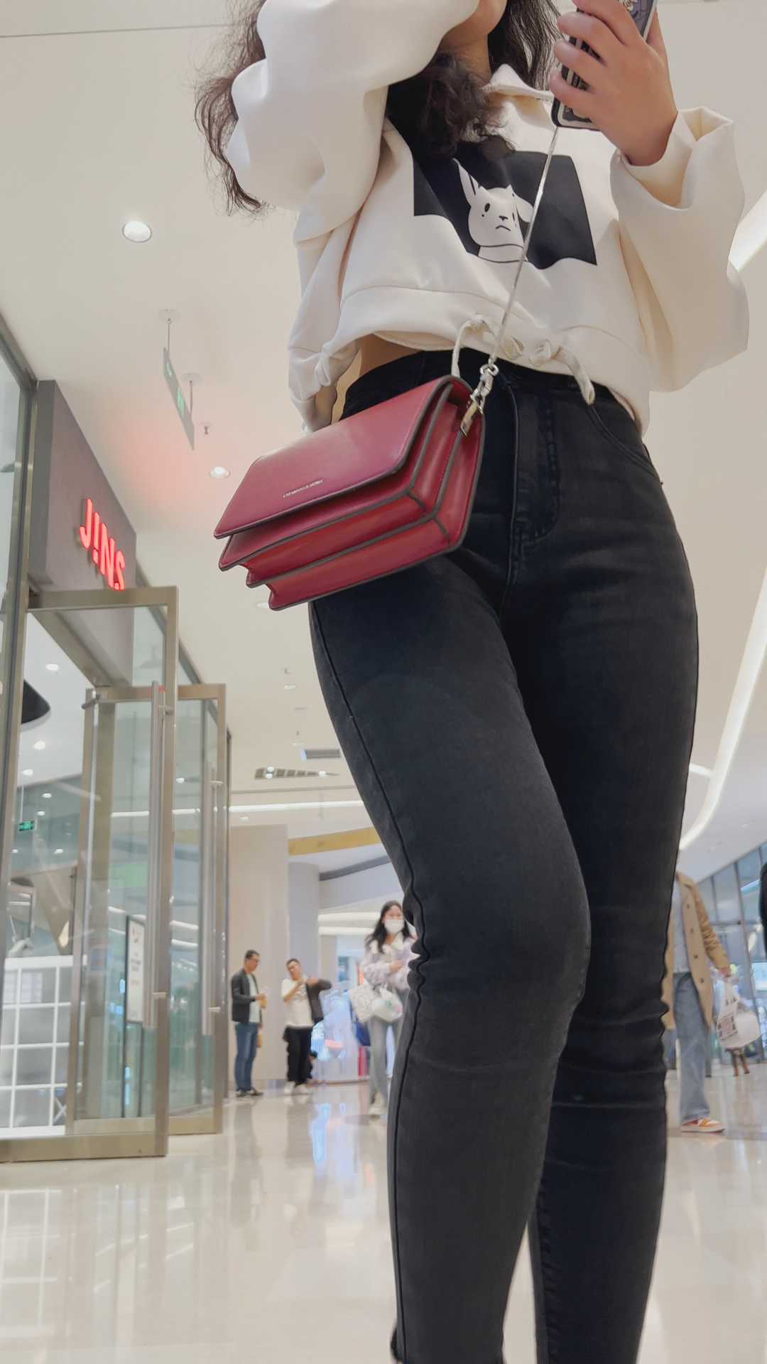〖精品/牛仔裤〗大波浪美女搭配褐色紧身牛仔裤女人味十足