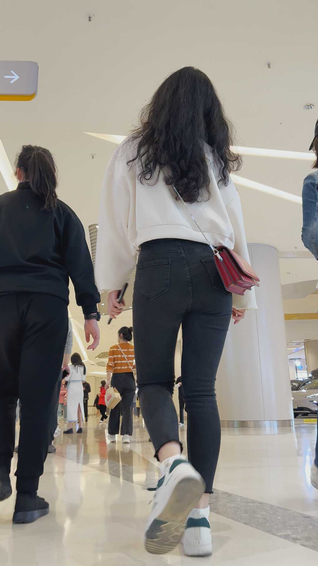 〖精品/牛仔裤〗大波浪美女搭配褐色紧身牛仔裤女人味十足