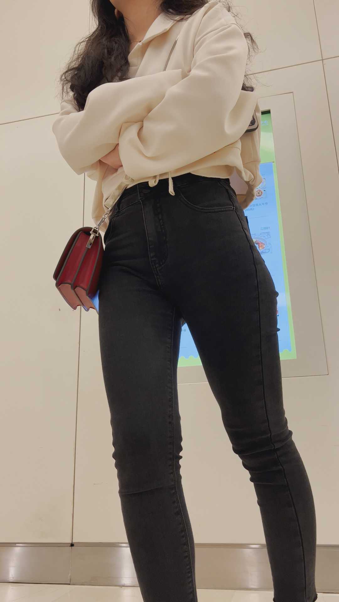 〖精品/牛仔裤〗大波浪美女搭配褐色紧身牛仔裤女人味十足