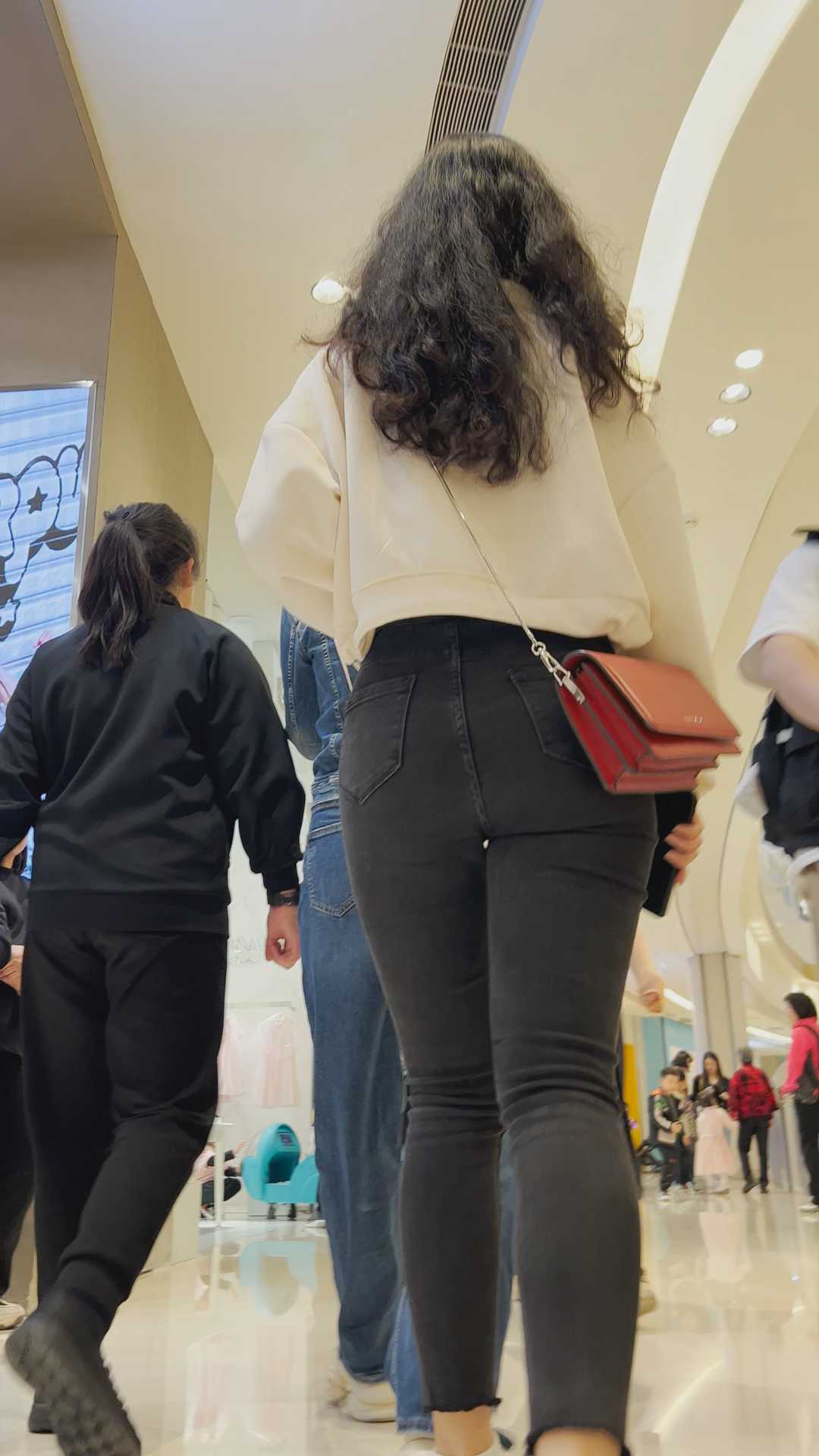 〖精品/牛仔裤〗大波浪美女搭配褐色紧身牛仔裤女人味十足