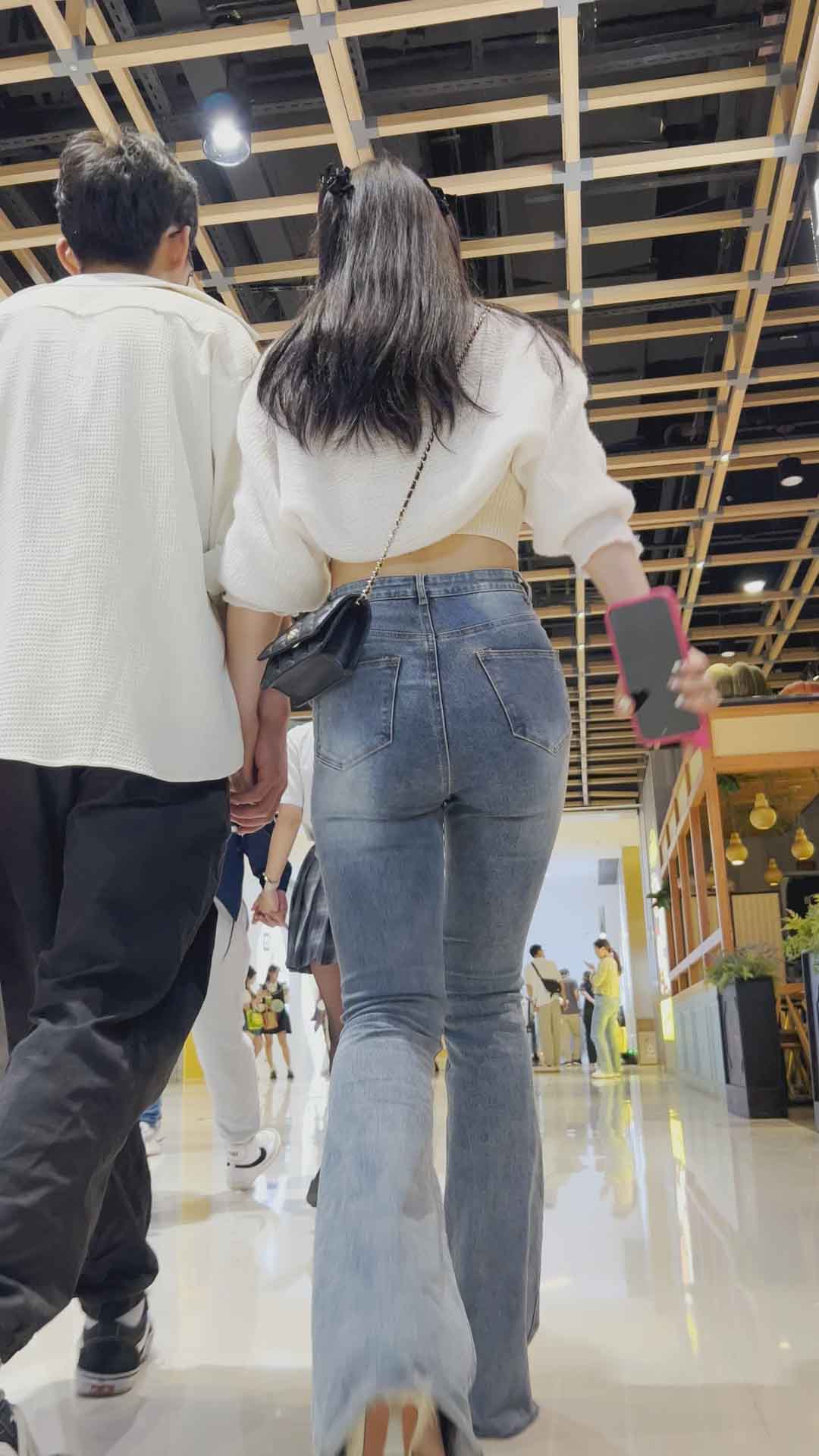 〖精品/牛仔裤〗可爱的露腰紧身牛仔裤美女