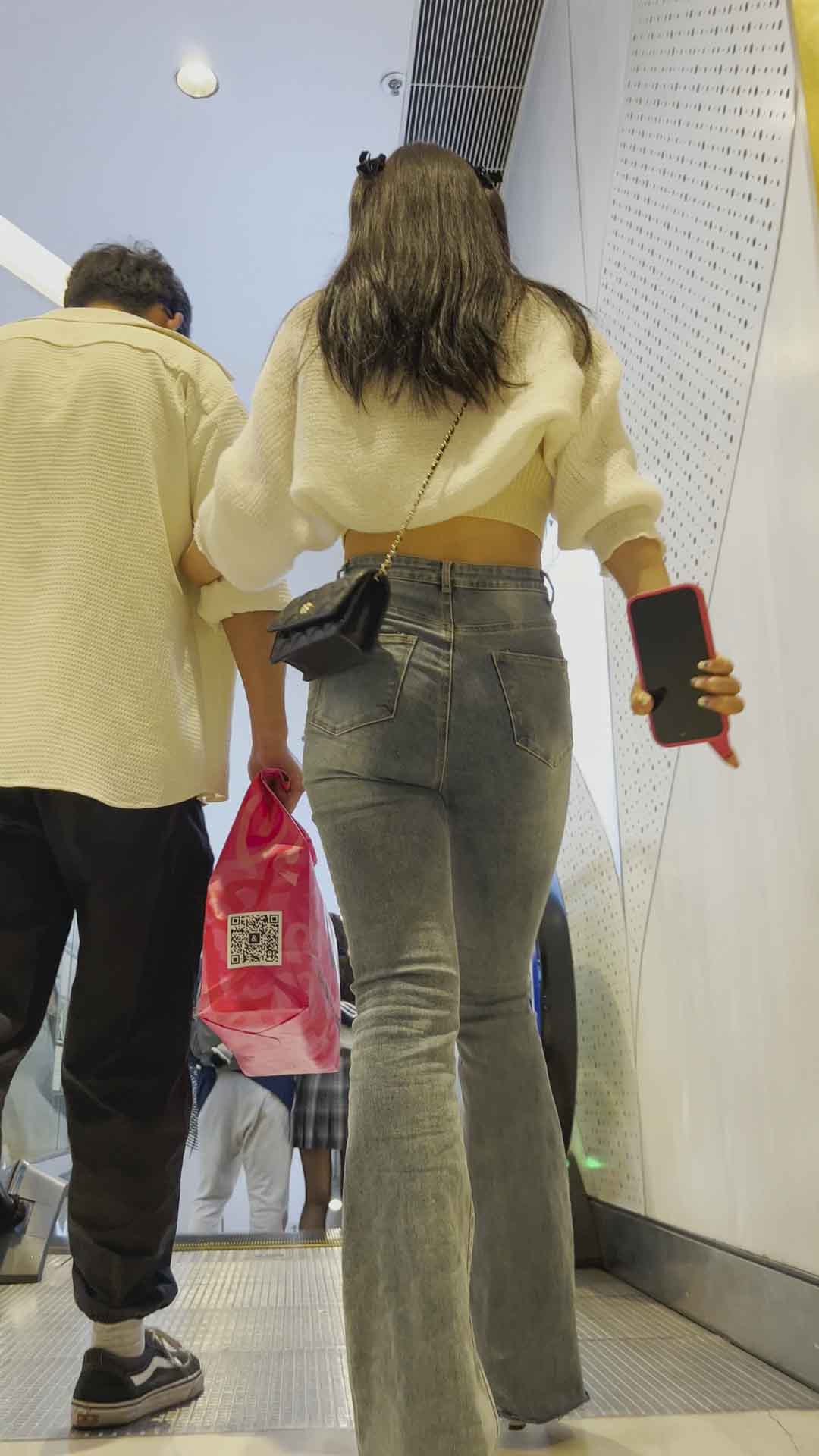 〖精品/牛仔裤〗可爱的露腰紧身牛仔裤美女