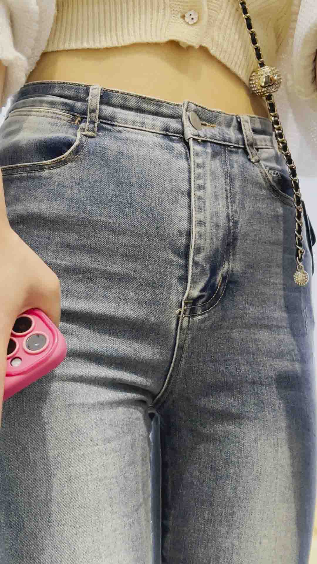 〖精品/牛仔裤〗可爱的露腰紧身牛仔裤美女