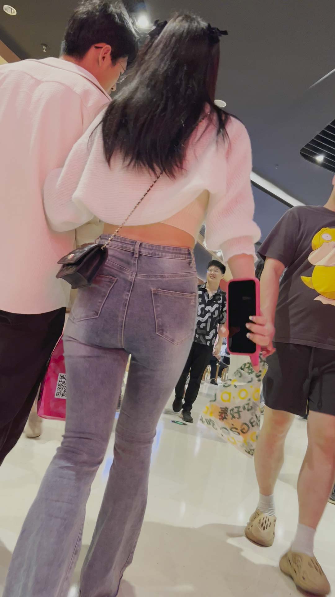 〖精品/牛仔裤〗可爱的露腰紧身牛仔裤美女