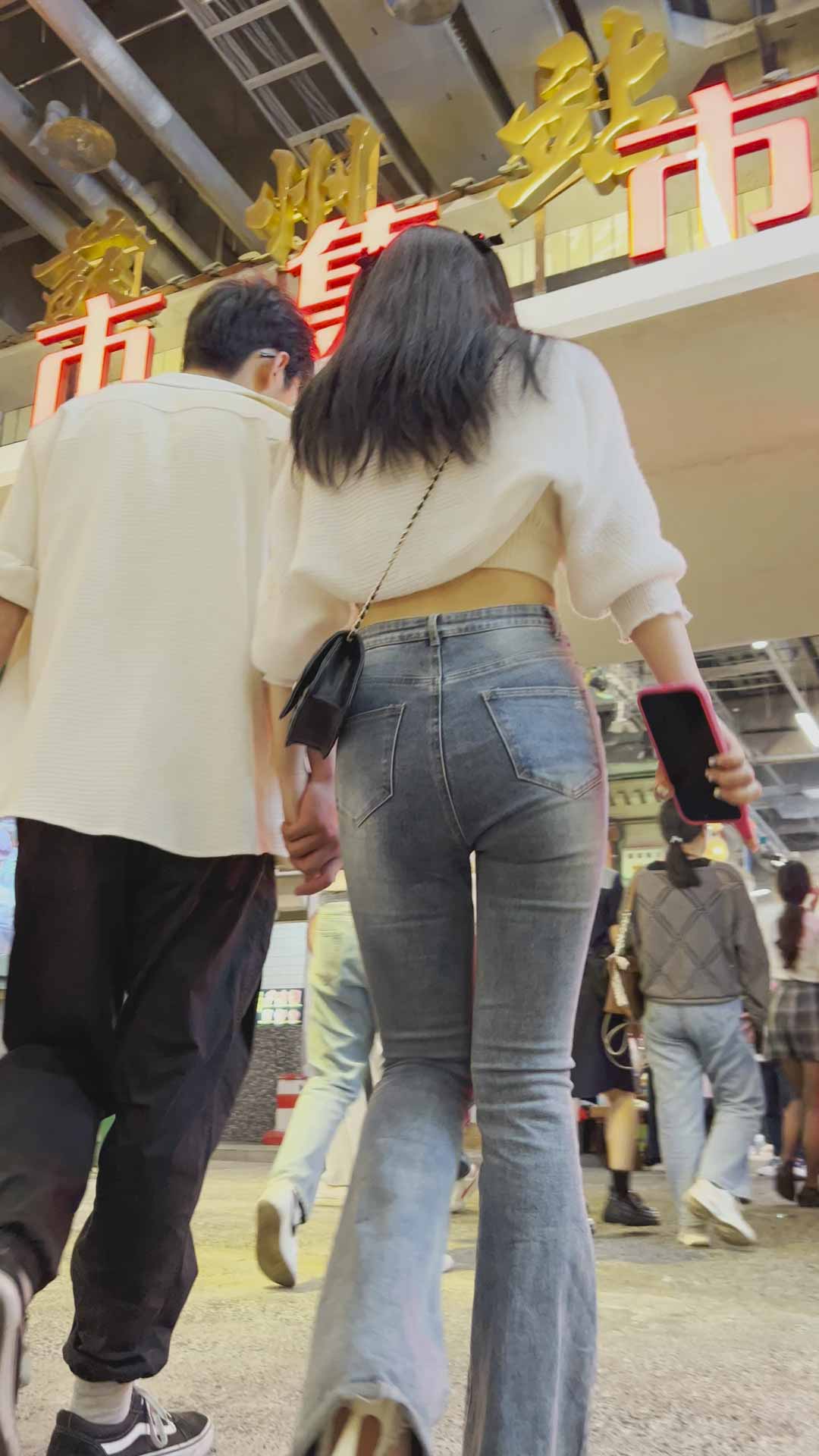 〖精品/牛仔裤〗可爱的露腰紧身牛仔裤美女
