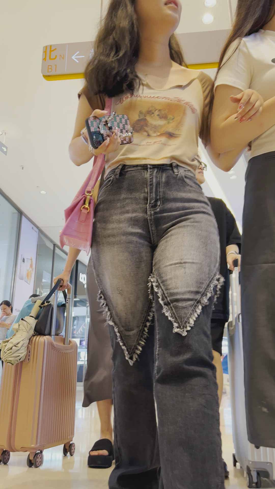 〖精品/牛仔裤〗长相甜美的巨臀紧身牛仔裤美眉
