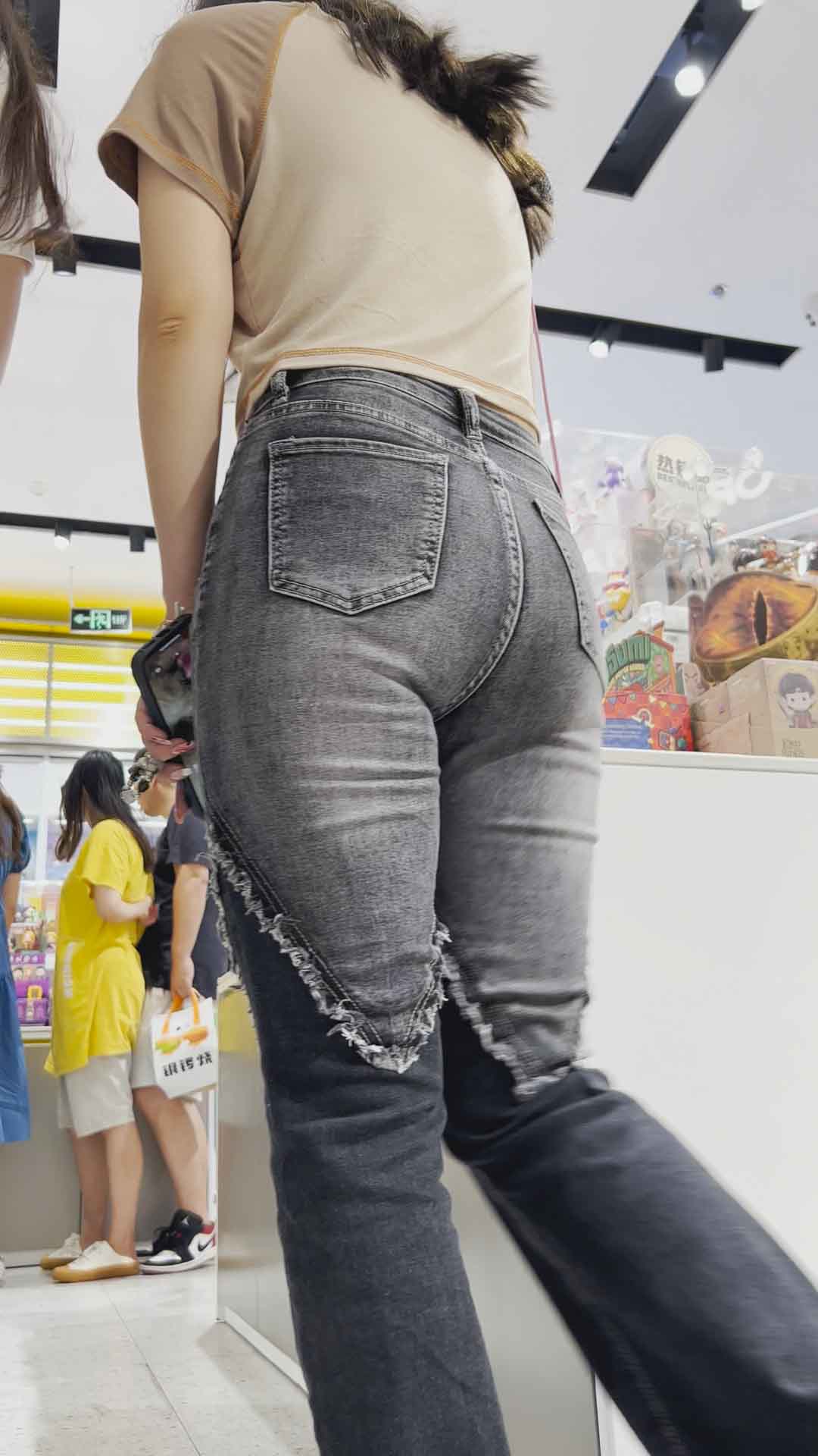 〖精品/牛仔裤〗长相甜美的巨臀紧身牛仔裤美眉