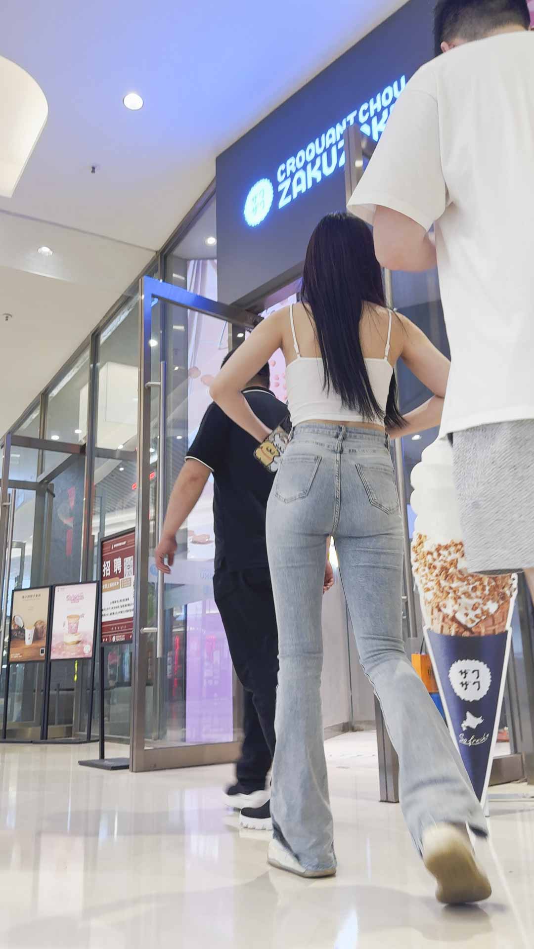 〖精品/牛仔裤〗 皮肤白皙的吊带配浅色紧身牛仔裤美女