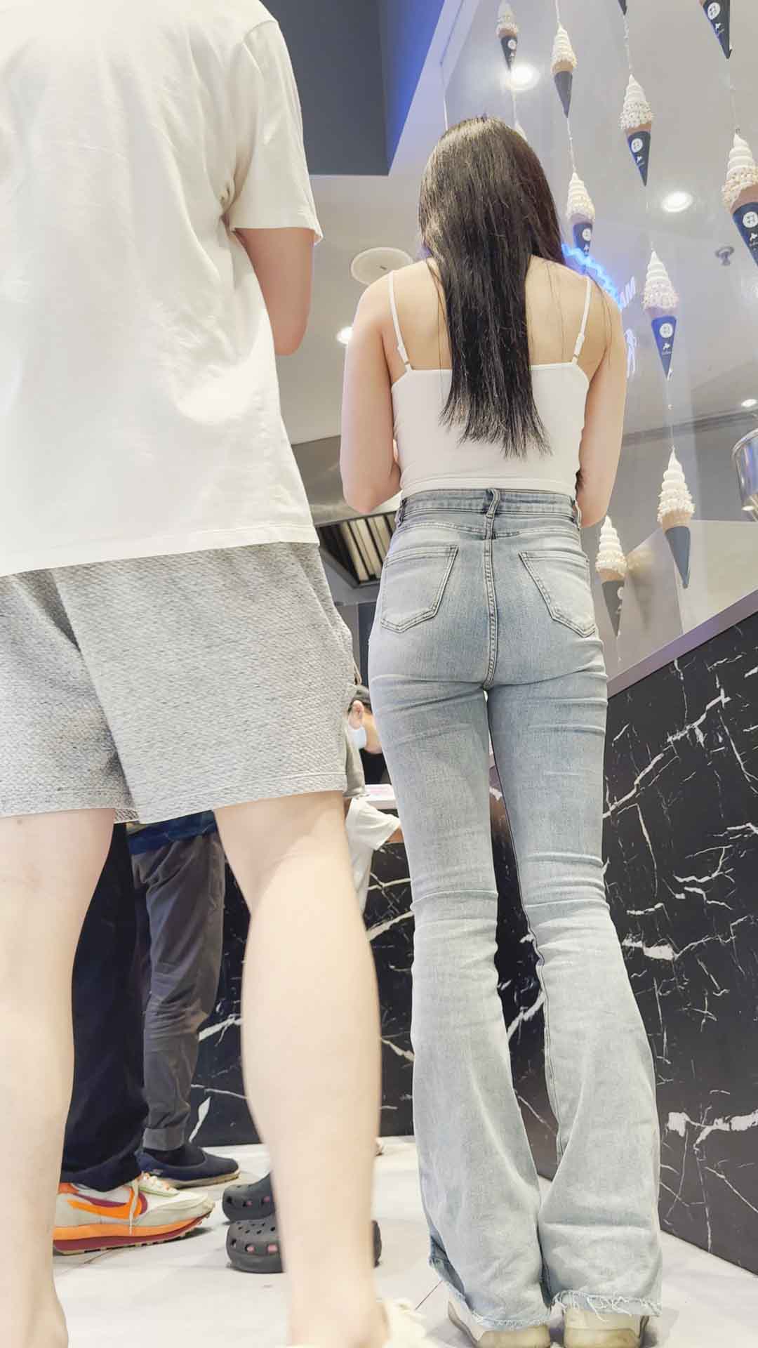 〖精品/牛仔裤〗 皮肤白皙的吊带配浅色紧身牛仔裤美女