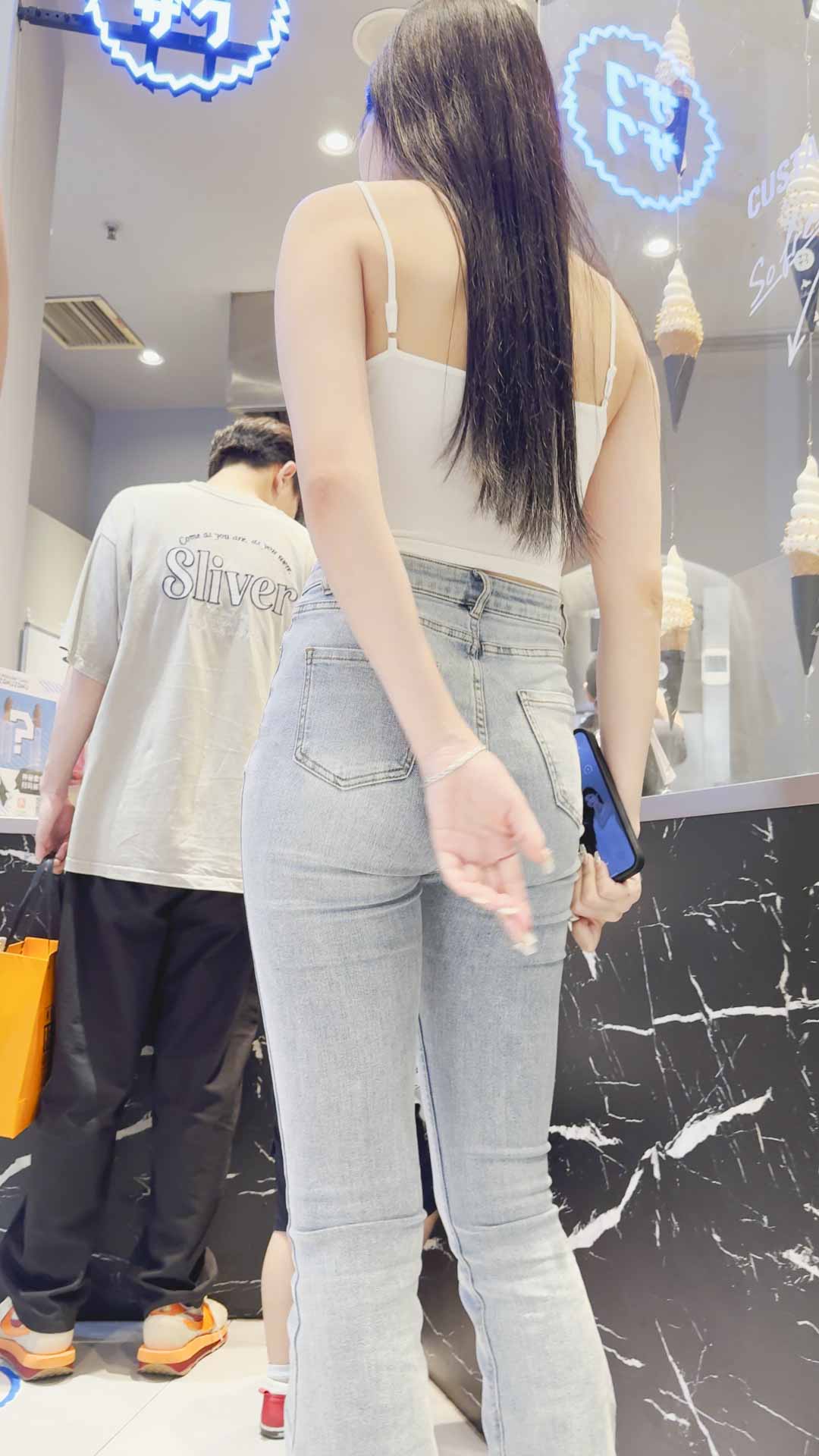 〖精品/牛仔裤〗 皮肤白皙的吊带配浅色紧身牛仔裤美女