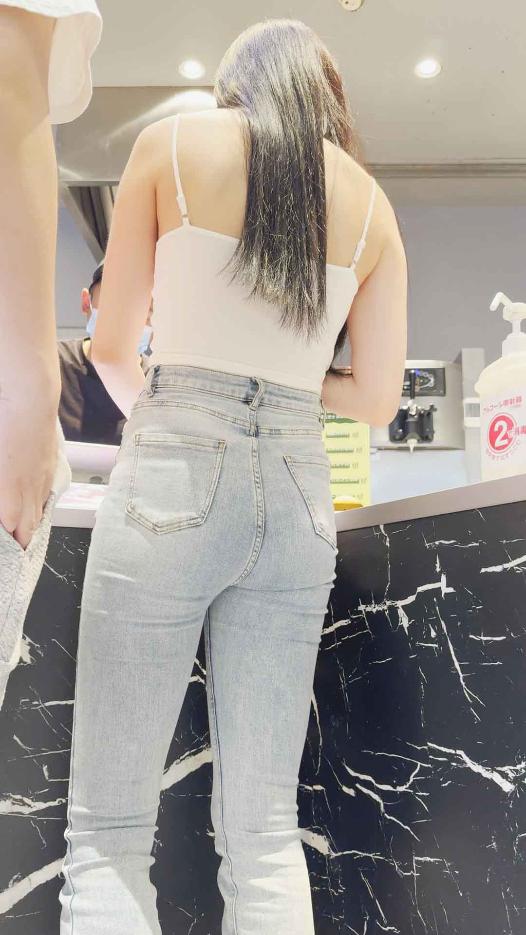 〖精品/牛仔裤〗 皮肤白皙的吊带配浅色紧身牛仔裤美女