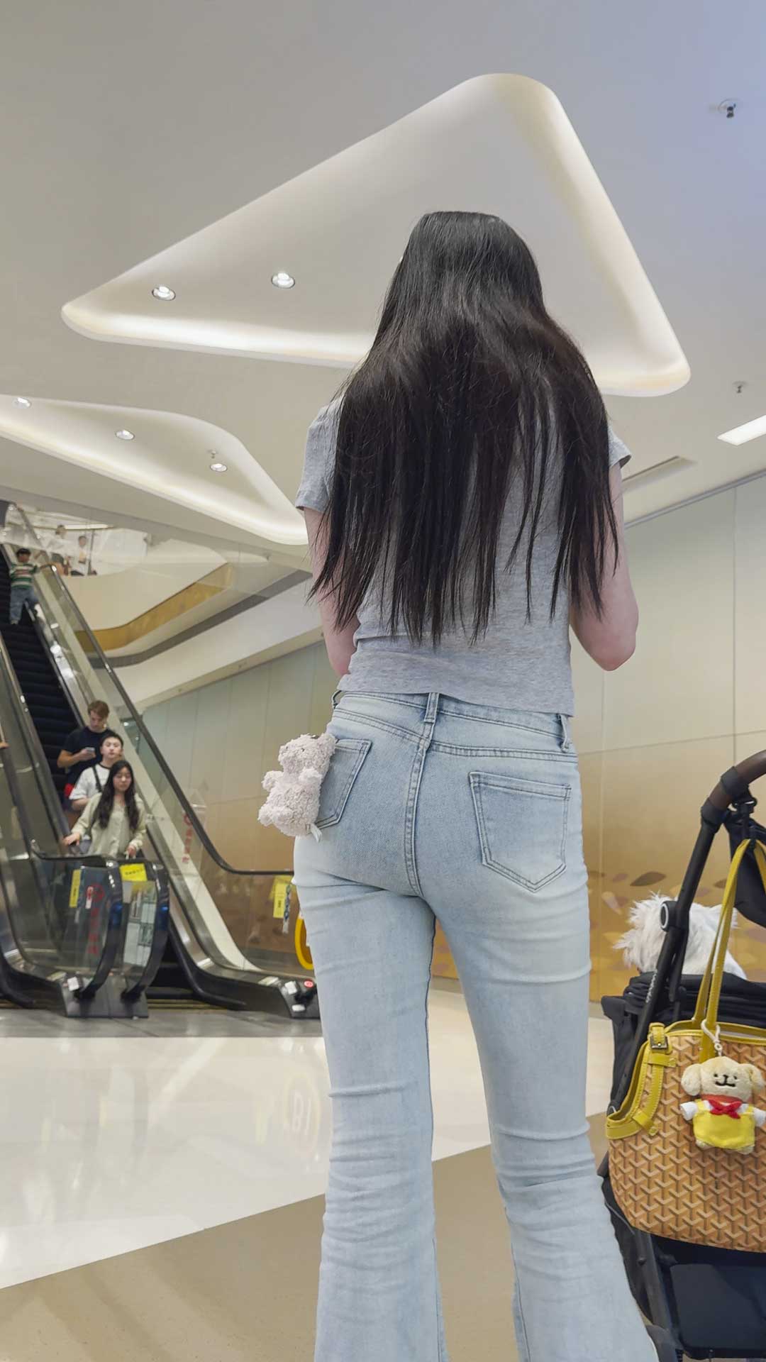 〖精品/牛仔裤〗翘臀美女浅蓝色紧身牛仔裤屯上挂个熊