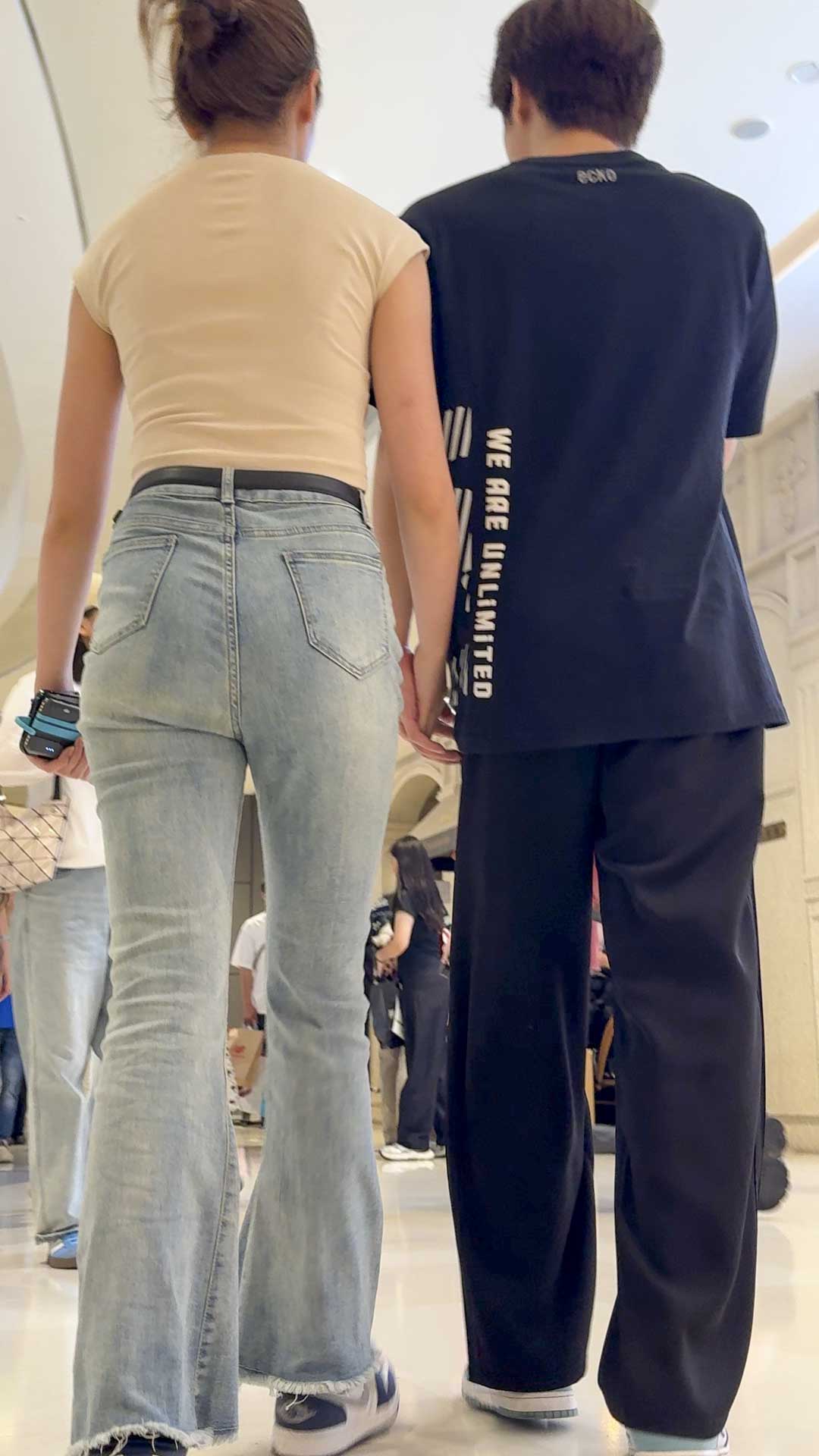 〖精品/牛仔裤〗宽臀牛仔裤美女