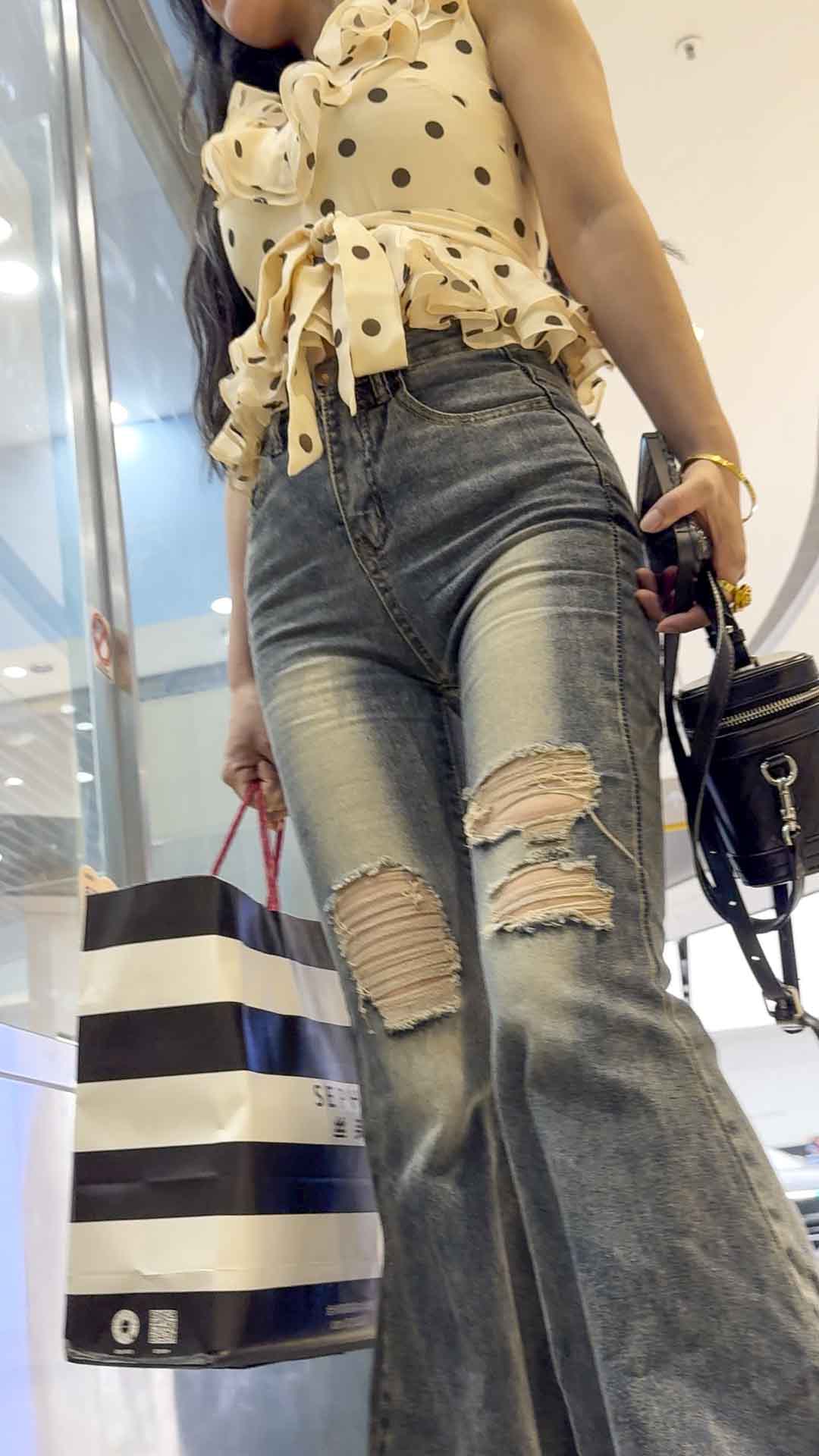 〖精品/牛仔裤〗深蓝色做旧紧身破洞牛仔裤翘臀美女