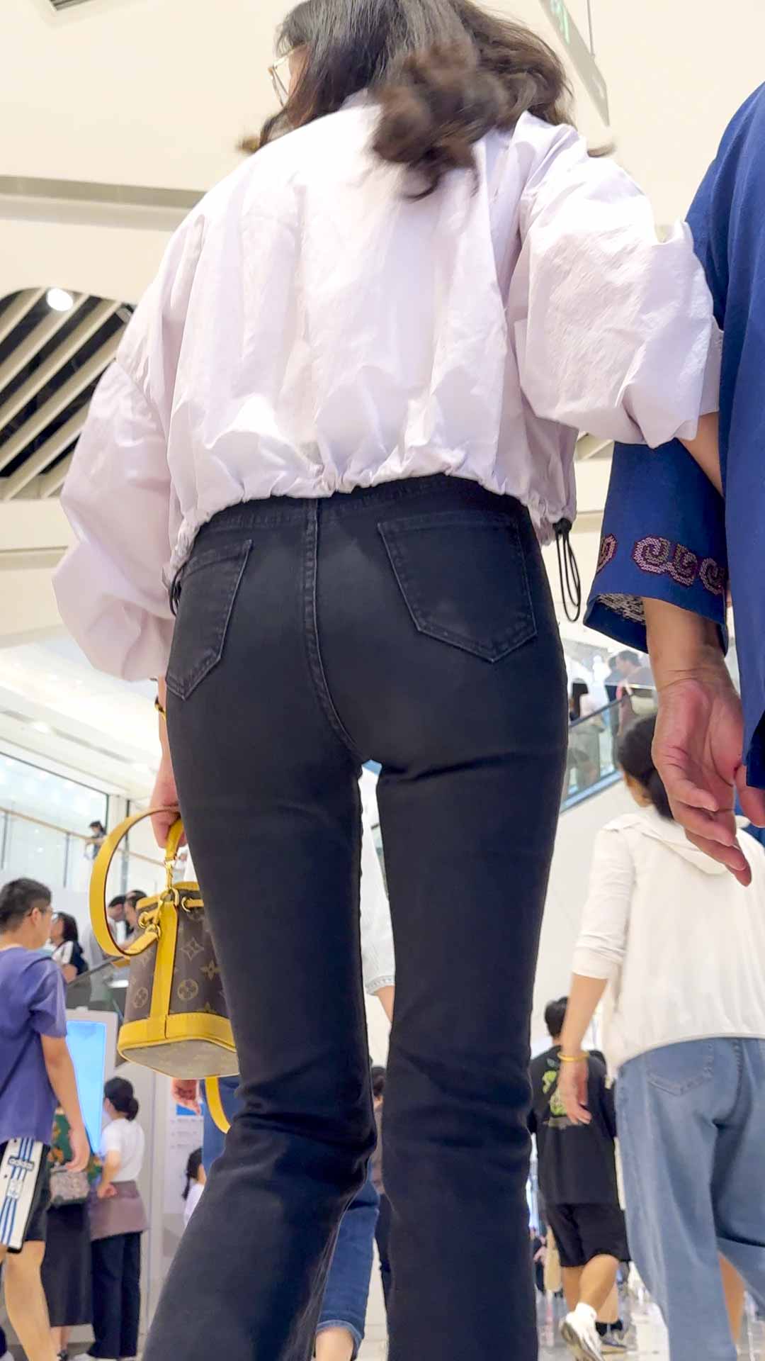 〖精品/牛仔裤〗黑色翘臀紧身牛仔裤