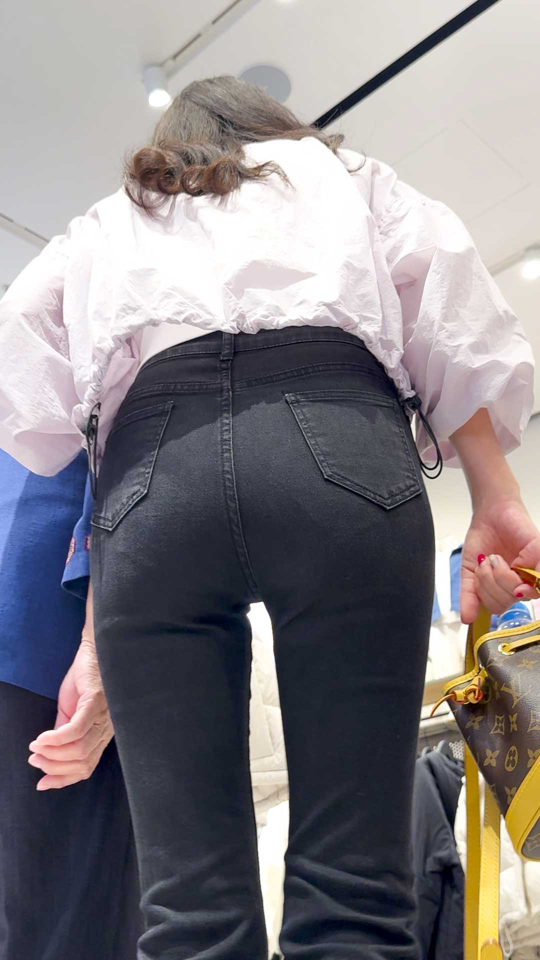 〖精品/牛仔裤〗黑色翘臀紧身牛仔裤
