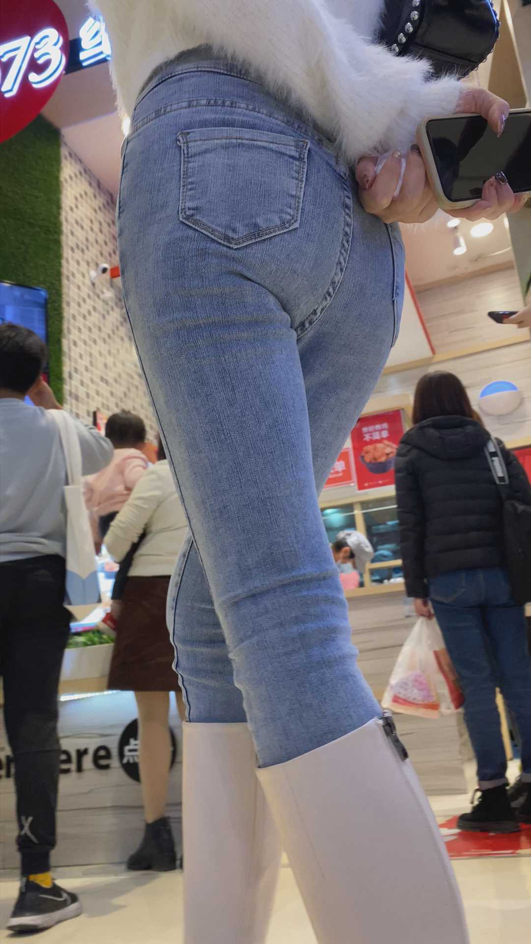 〖精品/牛仔裤〗白靴浅蓝色紧身牛仔翘臀美女