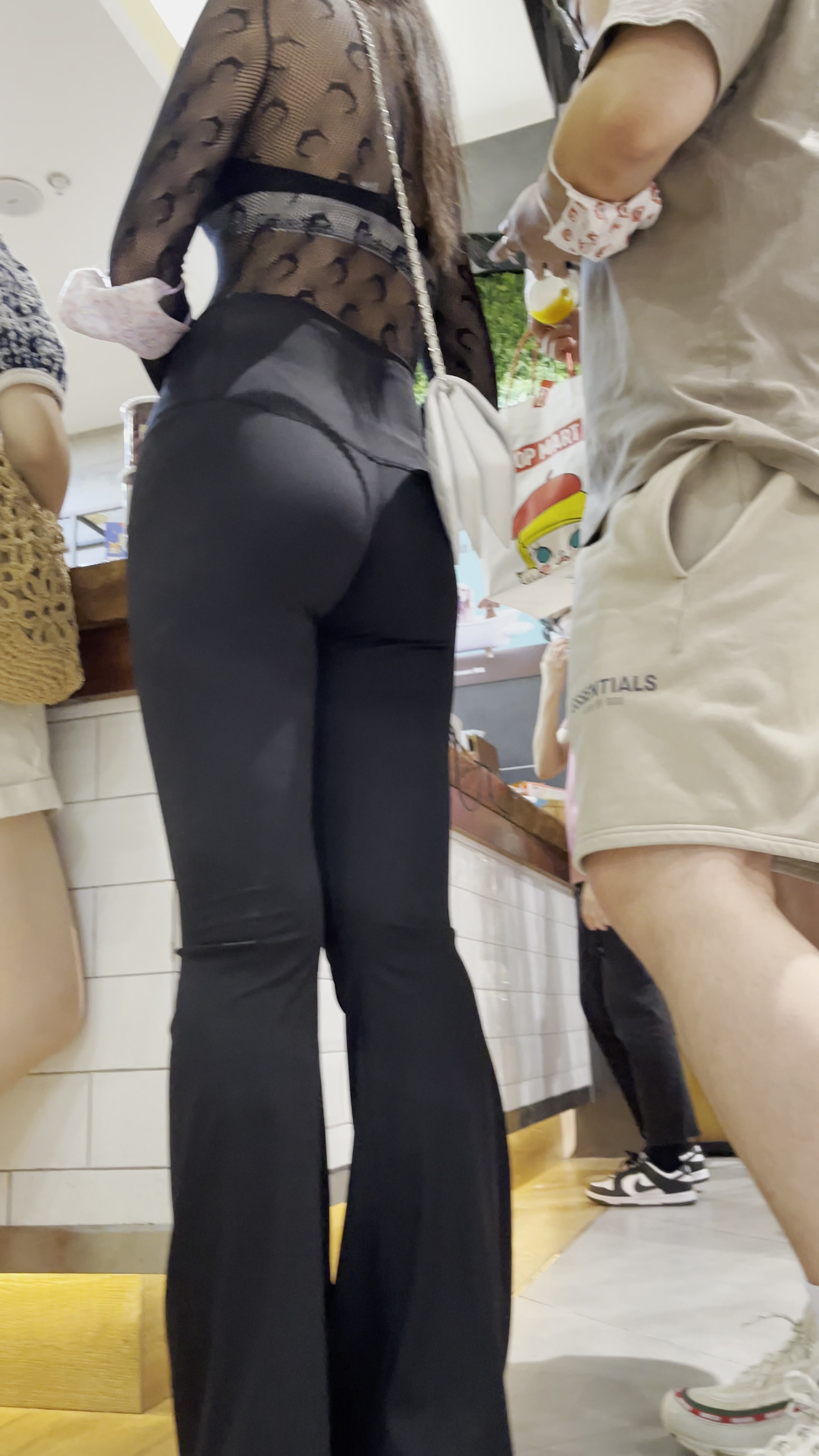 〖精品/牛仔裤〗透视装配大长腿翘臀黑色紧身裤美女