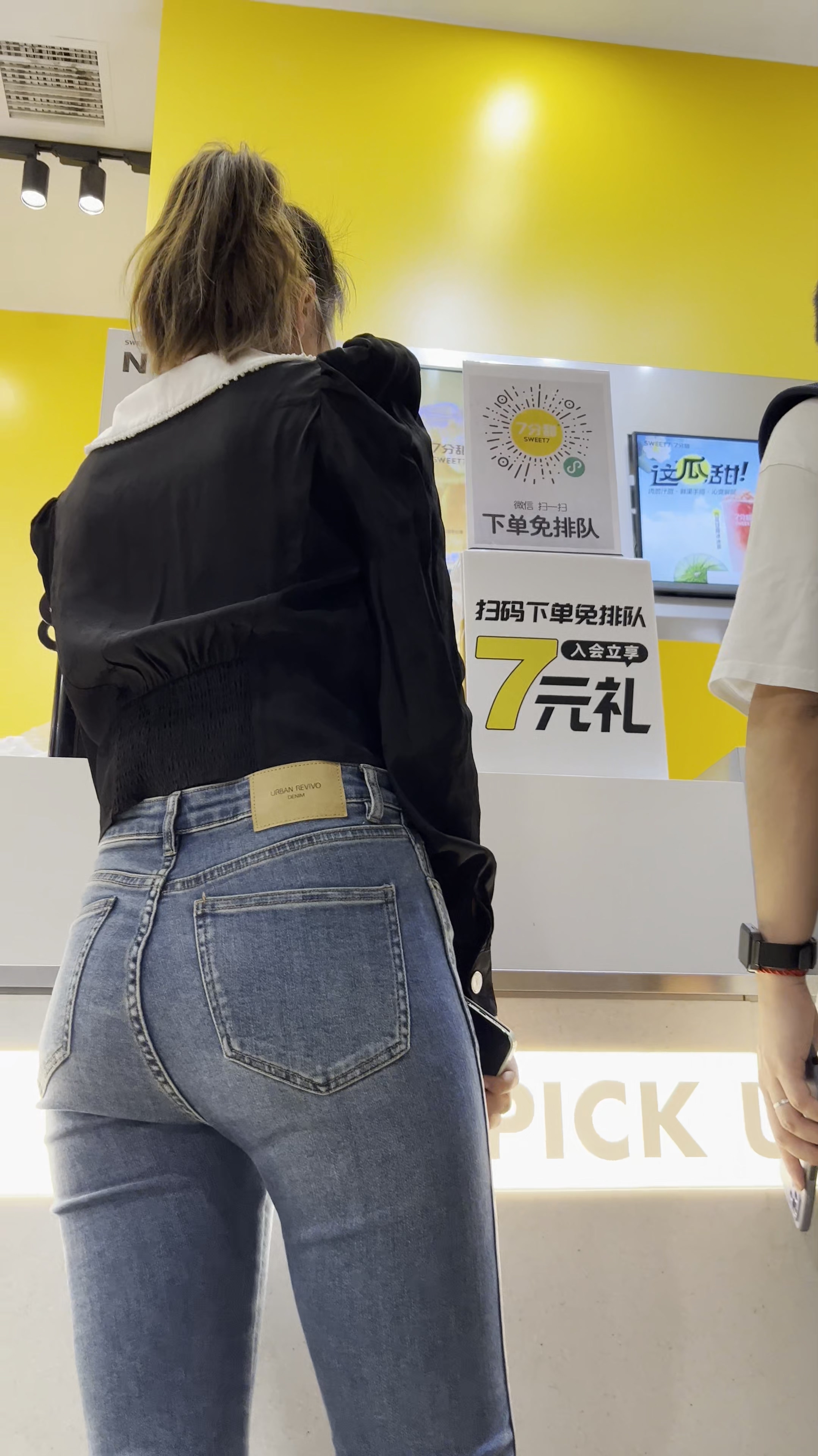 〖精品/牛仔裤〗身材比例真好，细腰+细腿+苹果臀美女[MP4/1.02G]