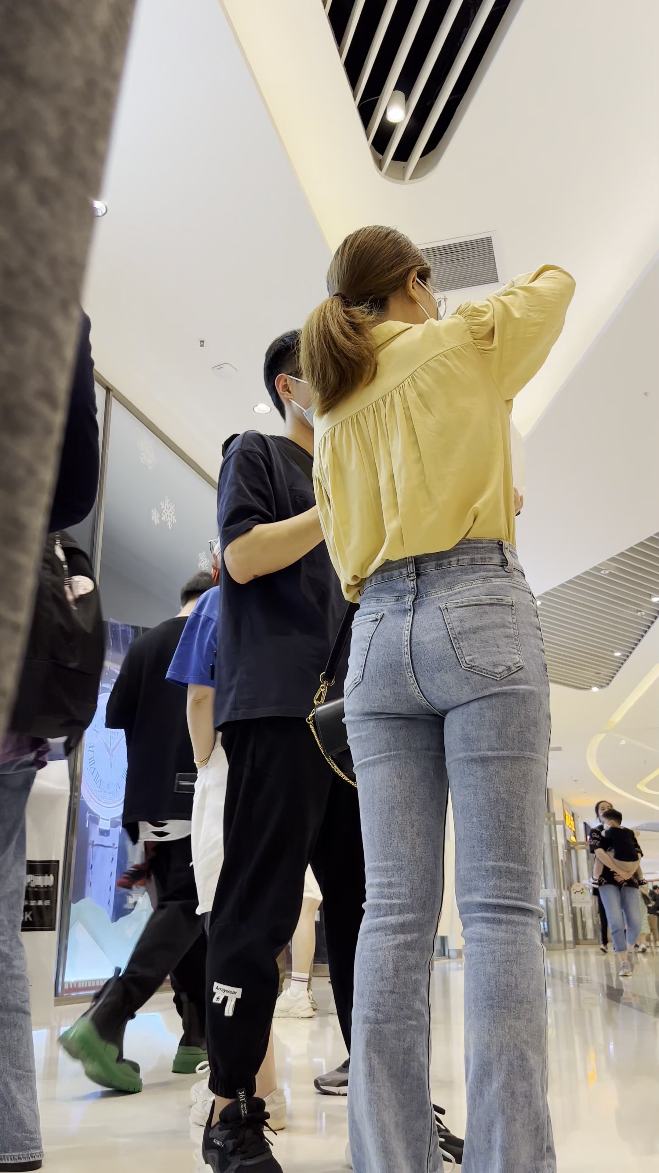 〖精品/牛仔裤〗身材苗条浅灰色紧身牛仔裤美女[MP4/1G]