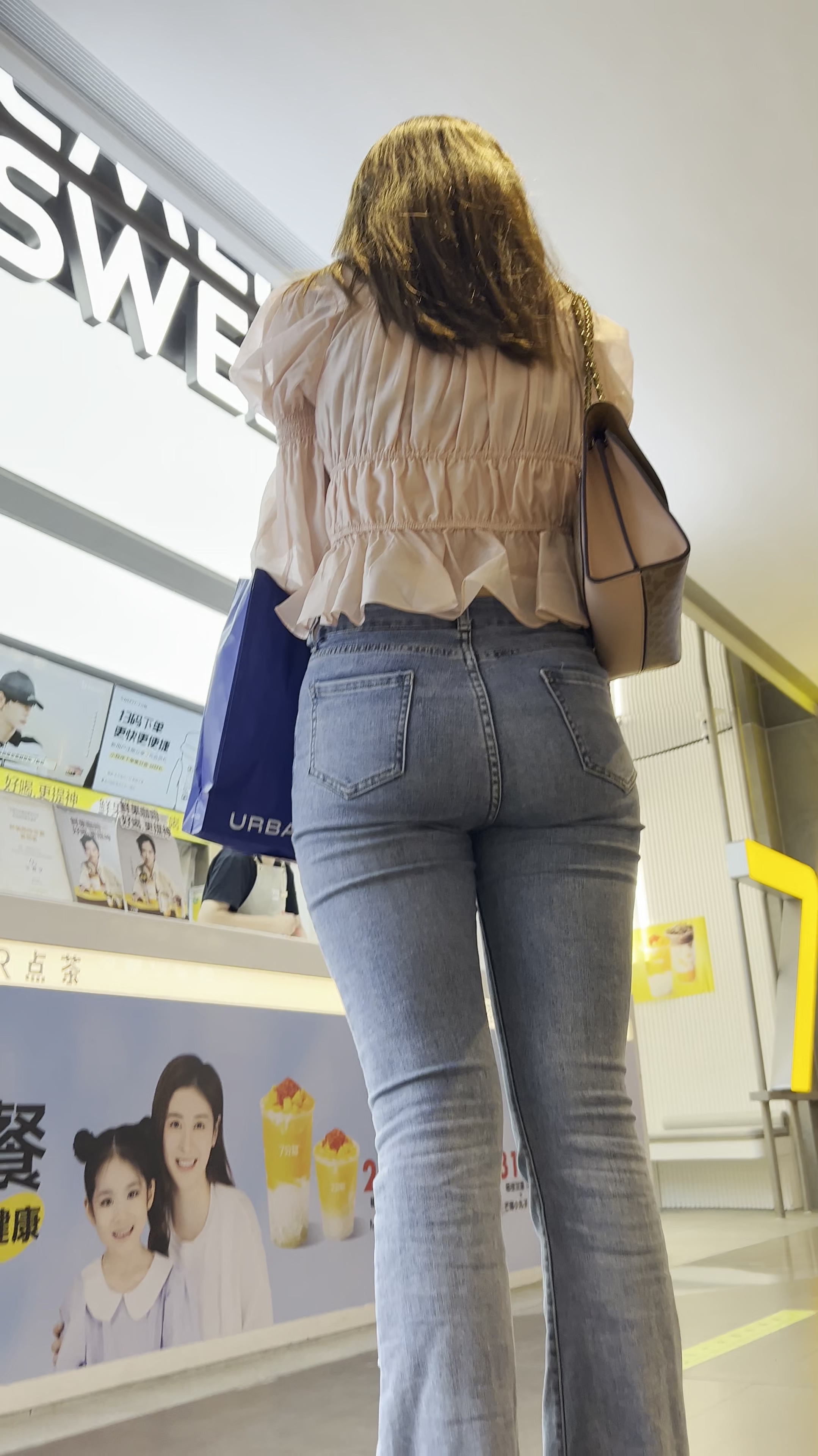 浅蓝色紧身牛仔裤苹果屯少妇【3.23G/视频】