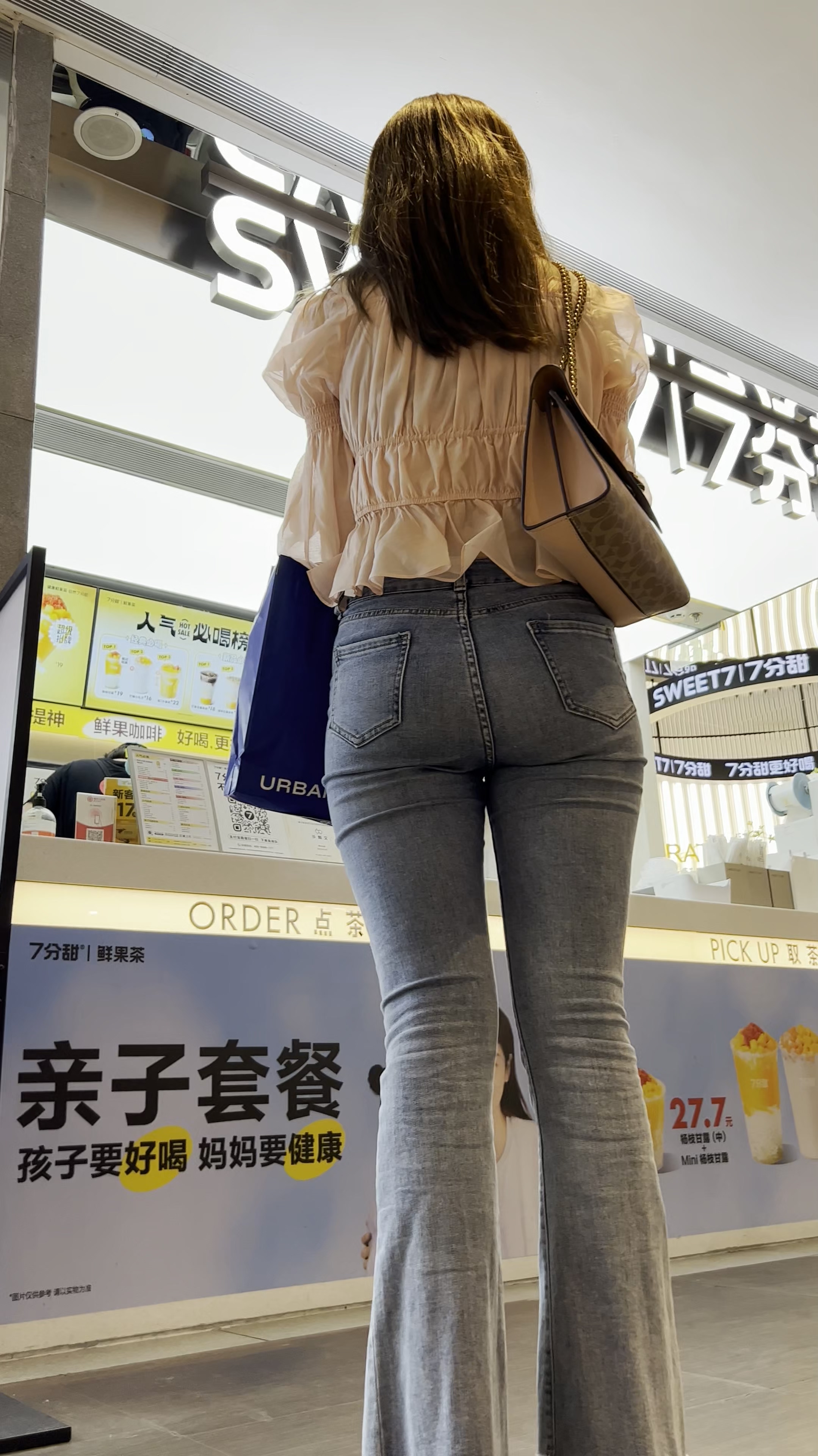 浅蓝色紧身牛仔裤苹果屯少妇【3.23G/视频】