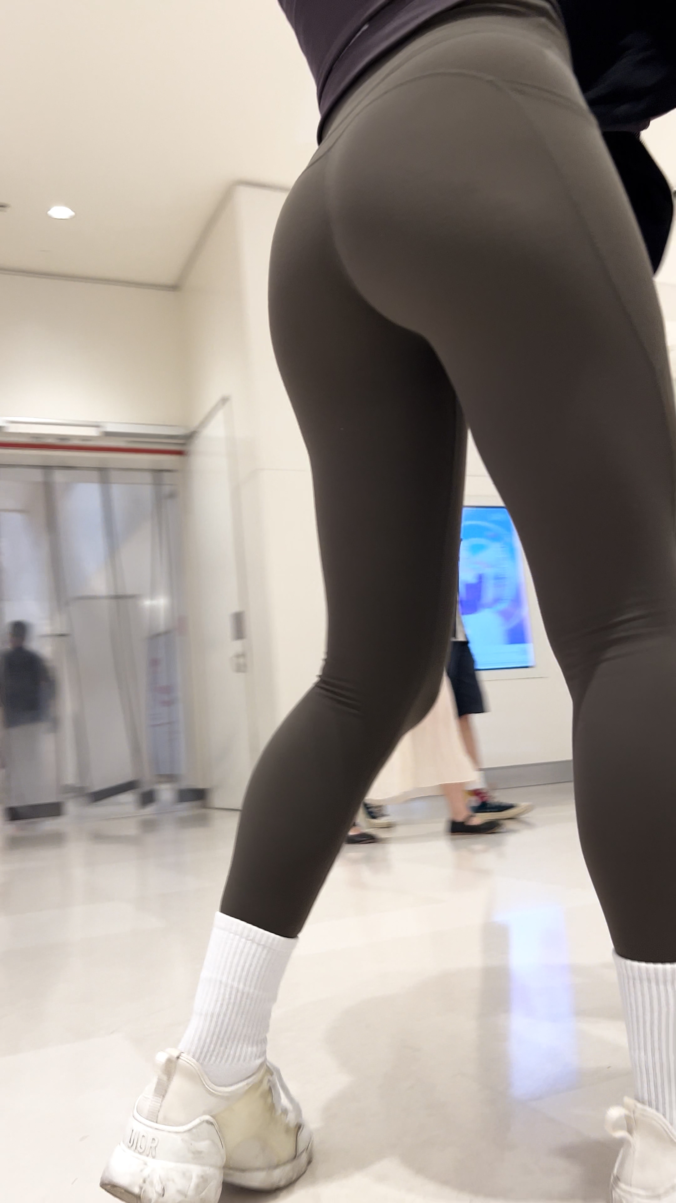 绿色翘臀紧身裤美女【6.43G/视频】