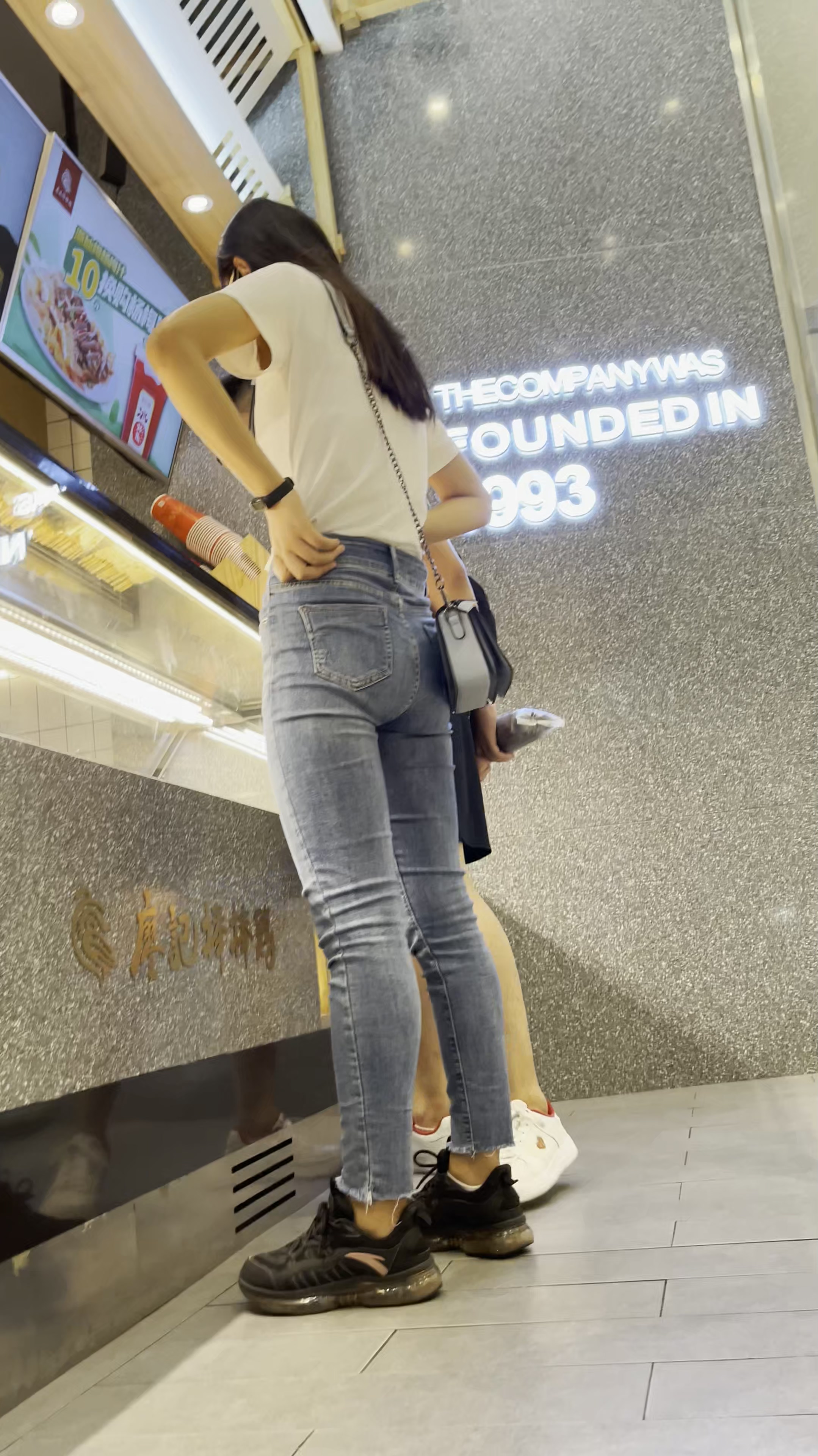 直发紧身牛仔裤苹果臀【428M/视频】