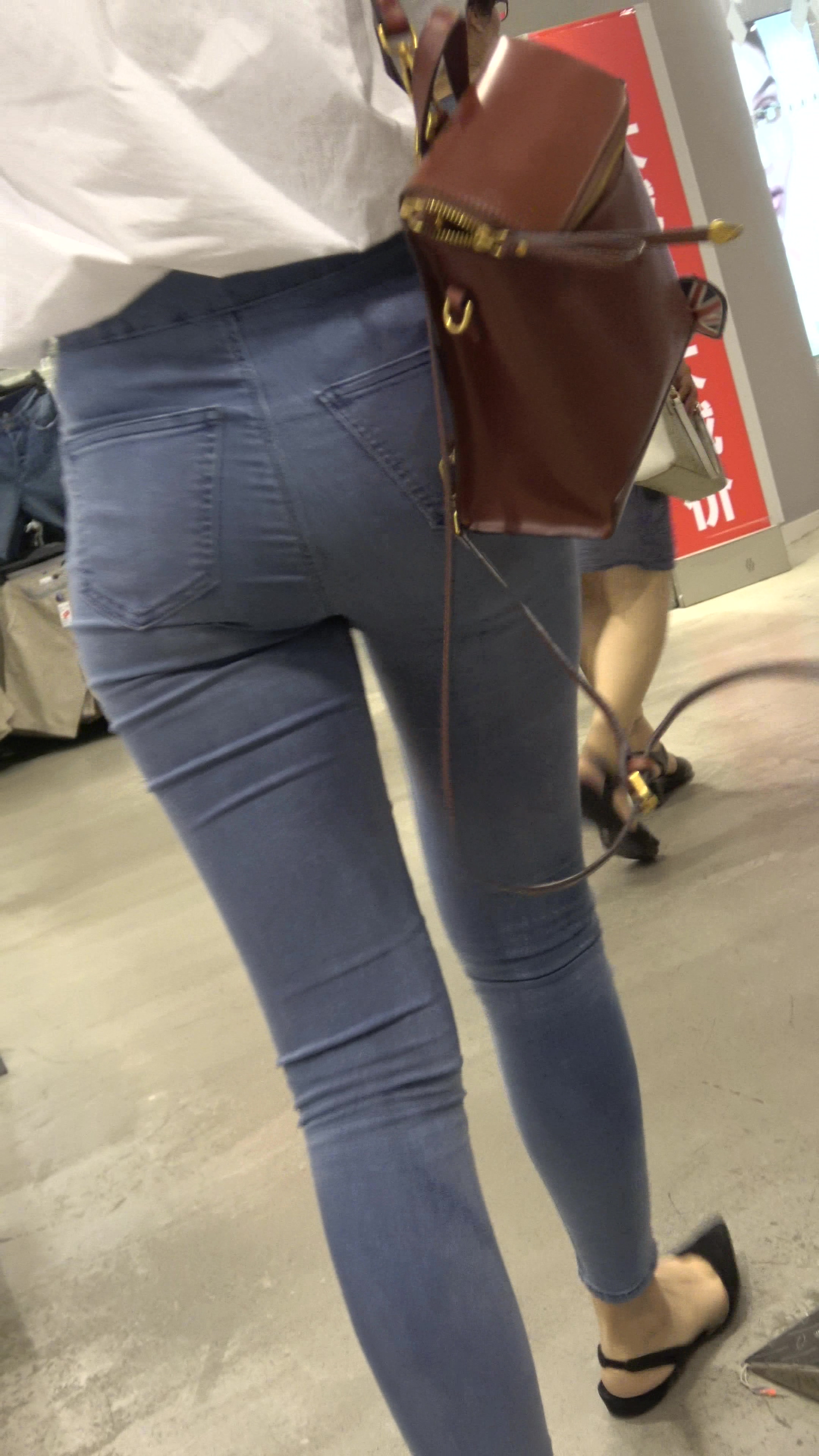 纤细大长腿紧身牛仔裤翘臀美女