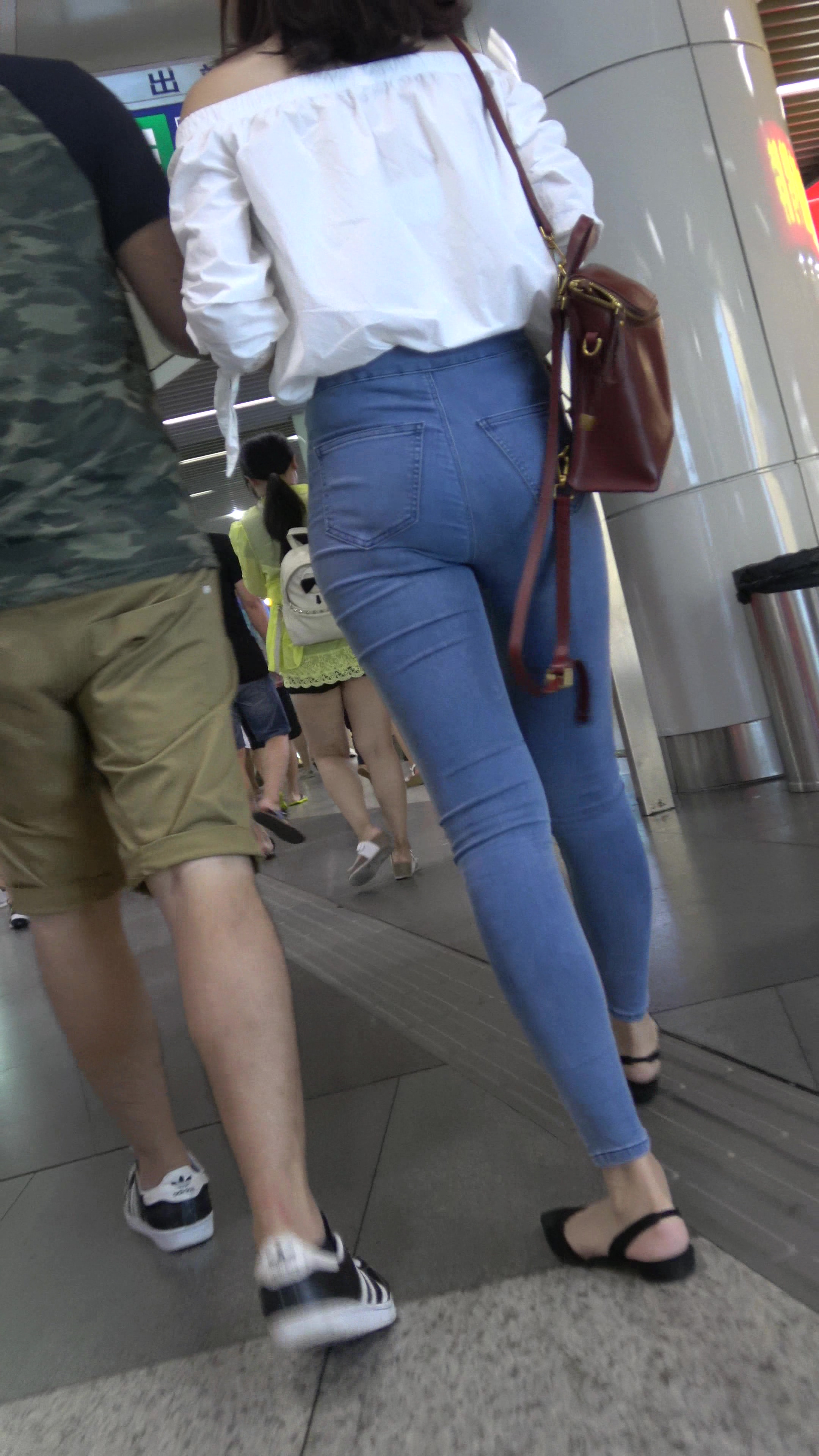 纤细大长腿紧身牛仔裤翘臀美女