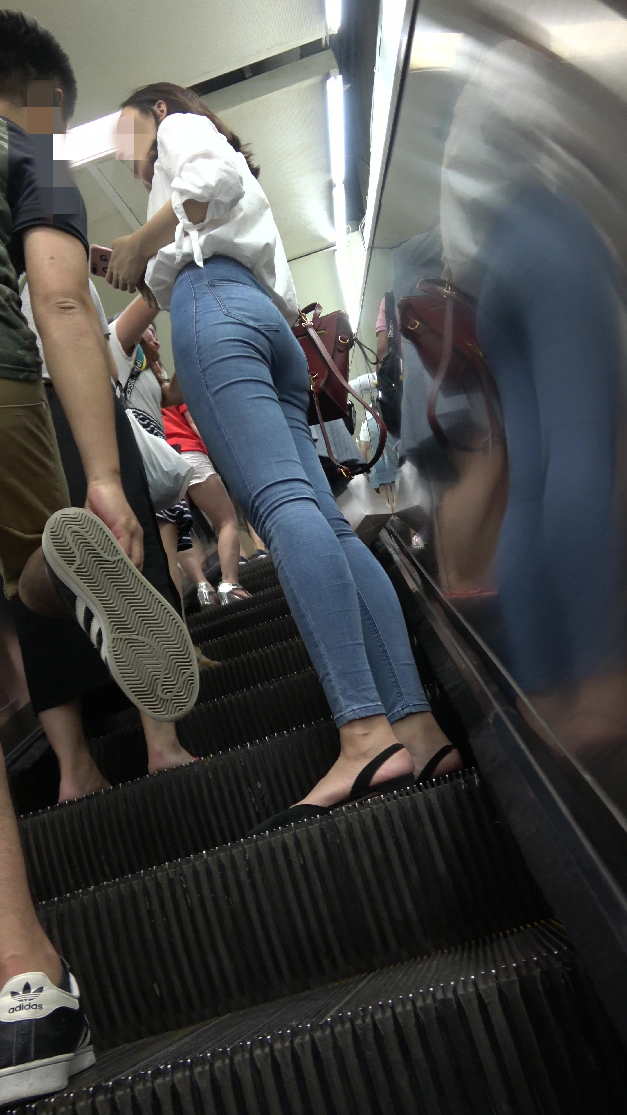 纤细大长腿紧身牛仔裤翘臀美女