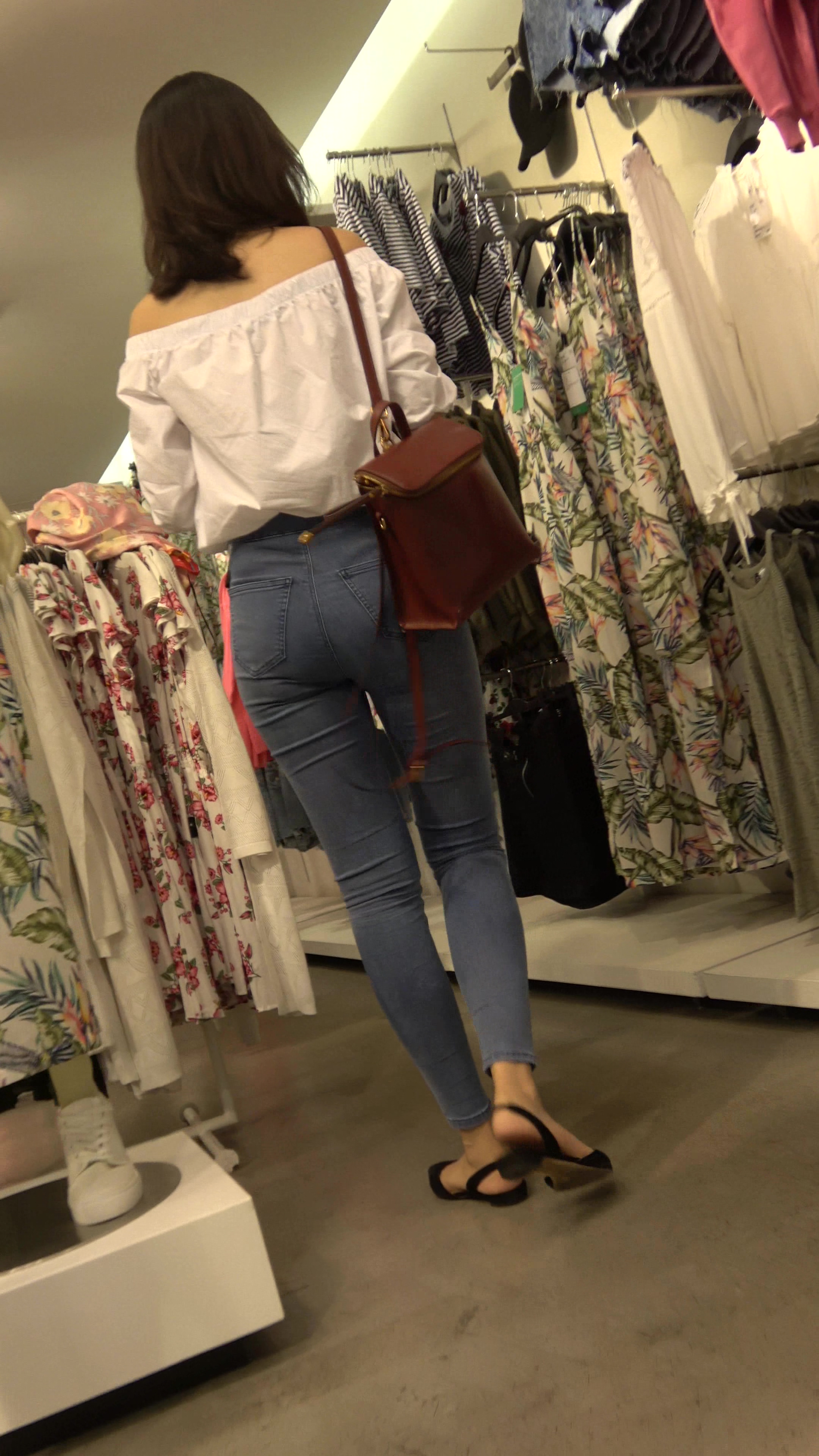 纤细大长腿紧身牛仔裤翘臀美女