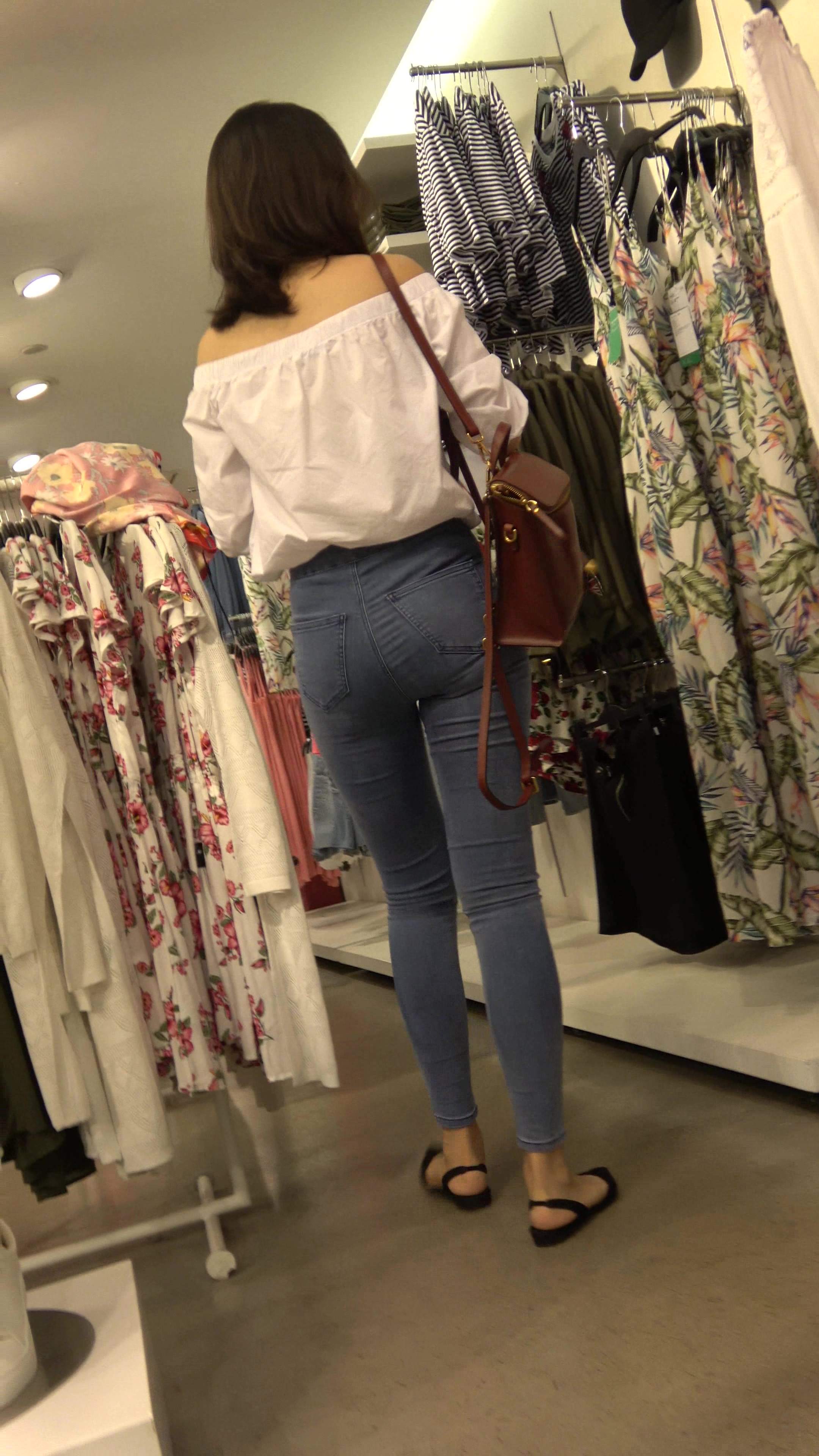 纤细大长腿紧身牛仔裤翘臀美女