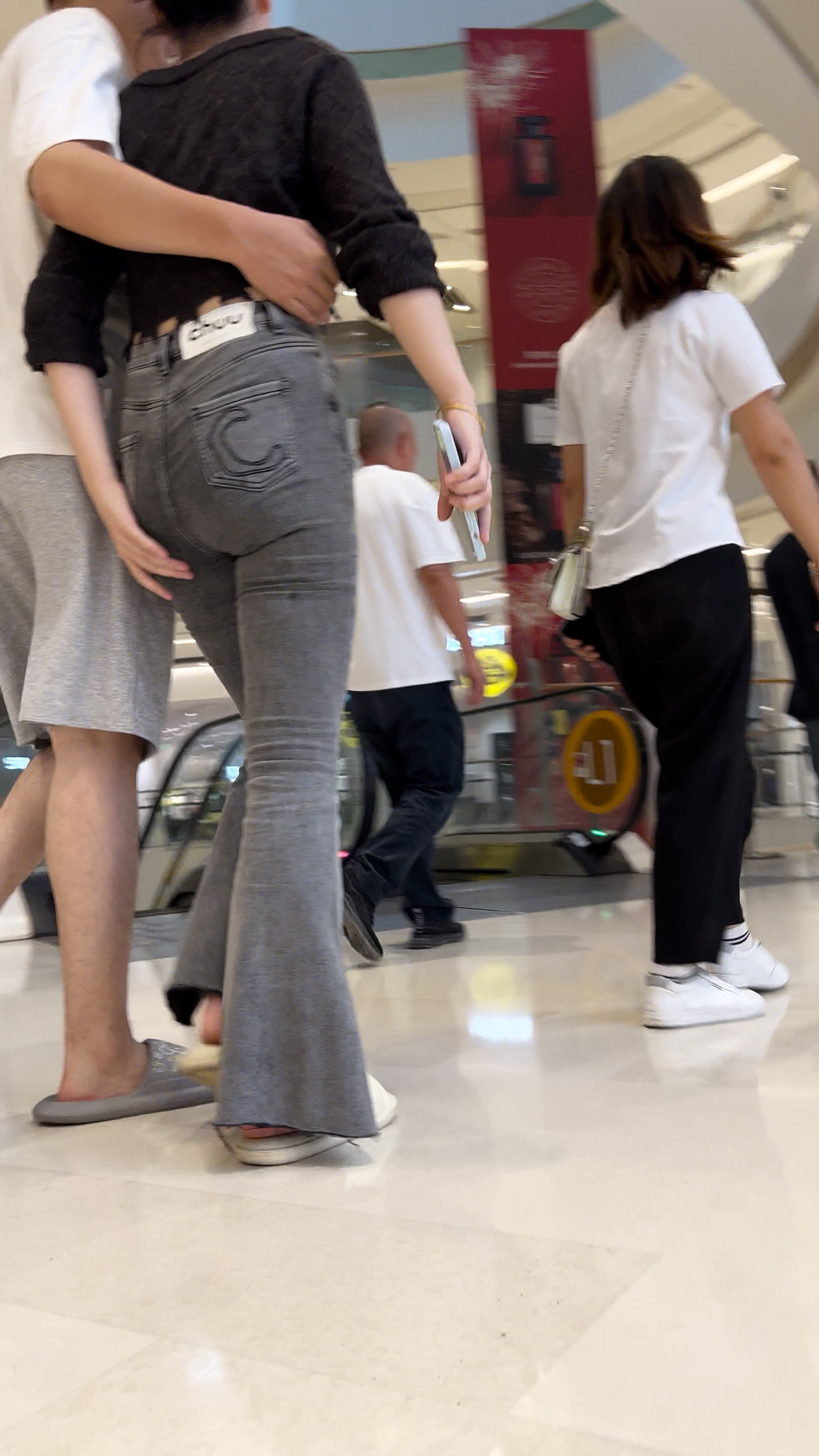 灰色紧身牛仔裤美女逛街
