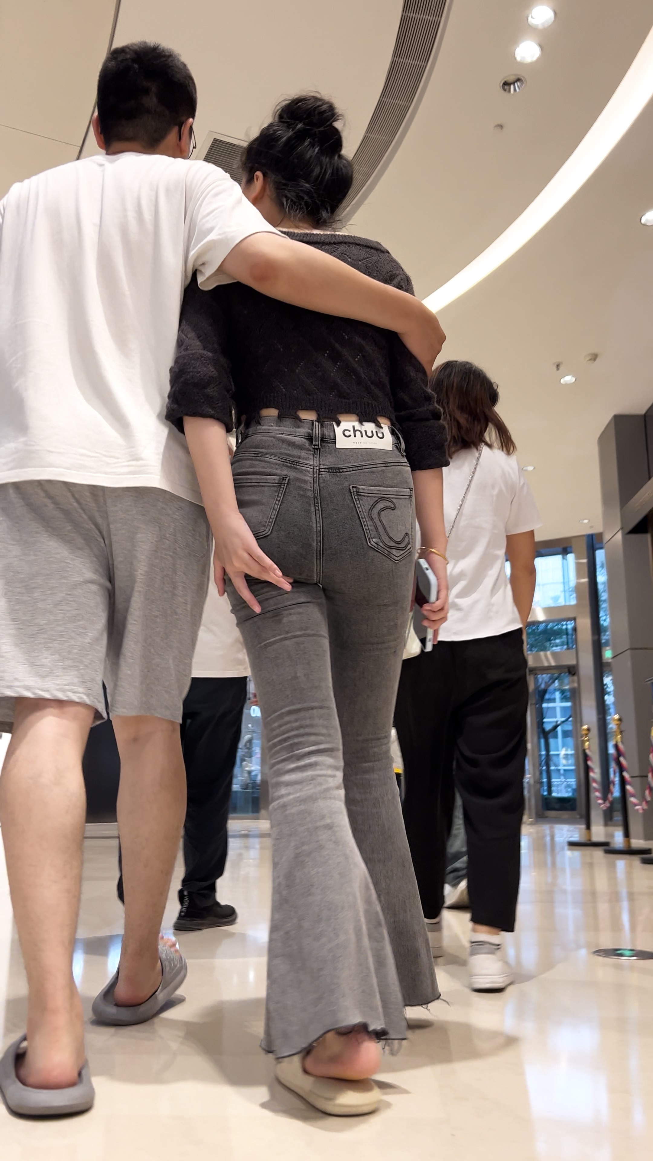 灰色紧身牛仔裤美女逛街