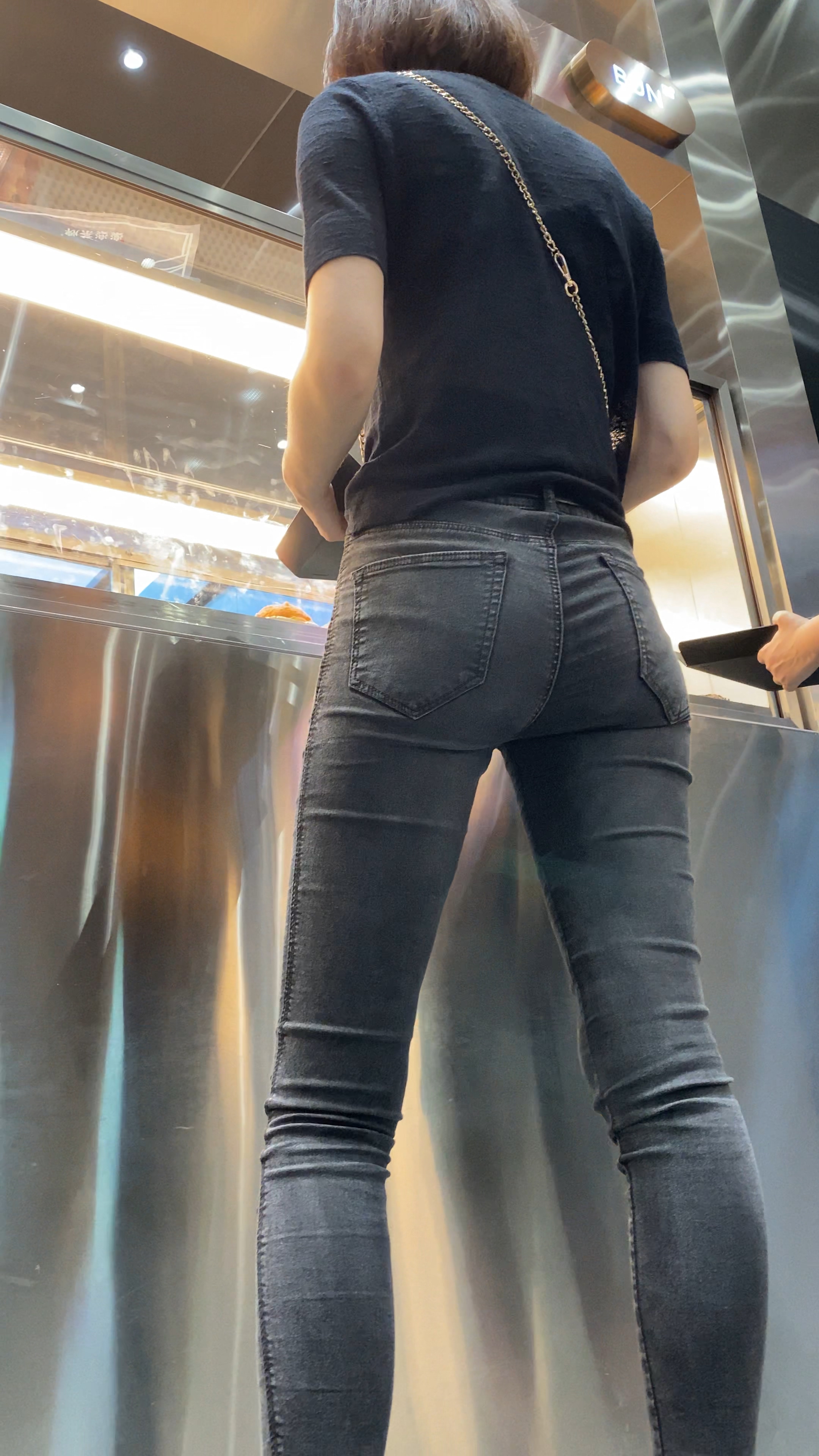 黑色翘臀紧身牛仔裤美女【2.63G/视频】