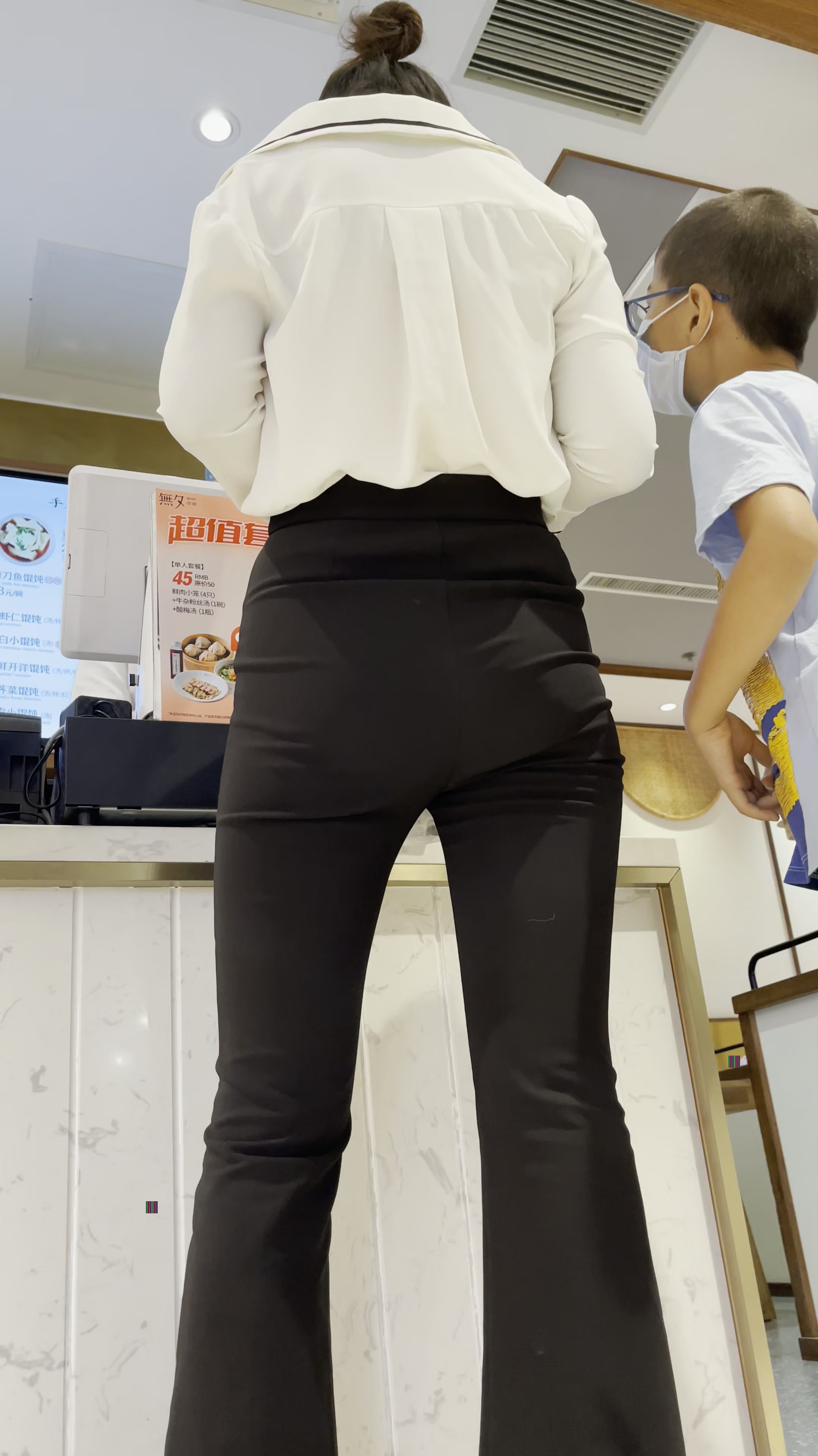 餐厅前台大长腿宽臀黑色紧身裤少妇【341.4M/视频】
